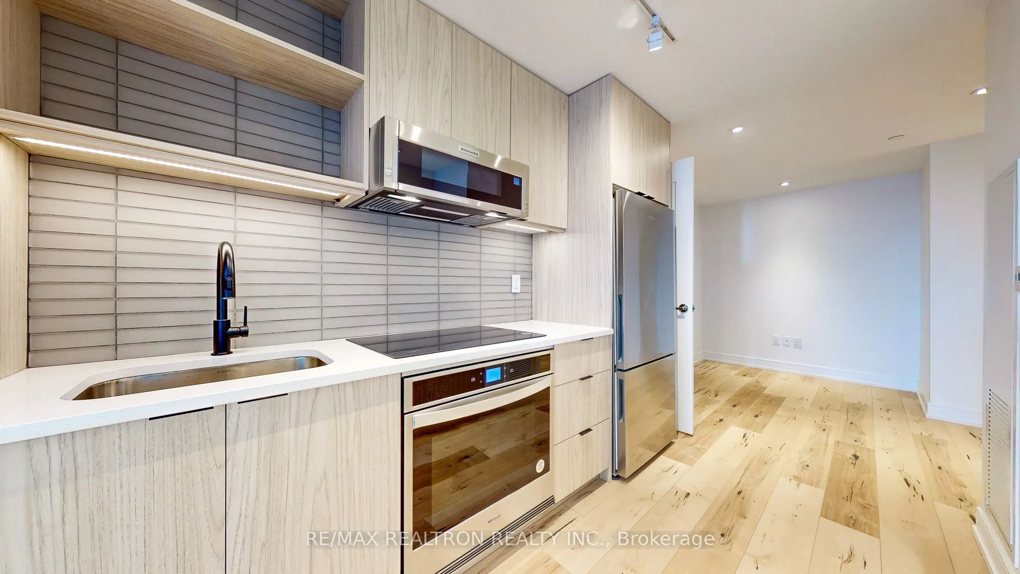 185 Dunlop Street E #813