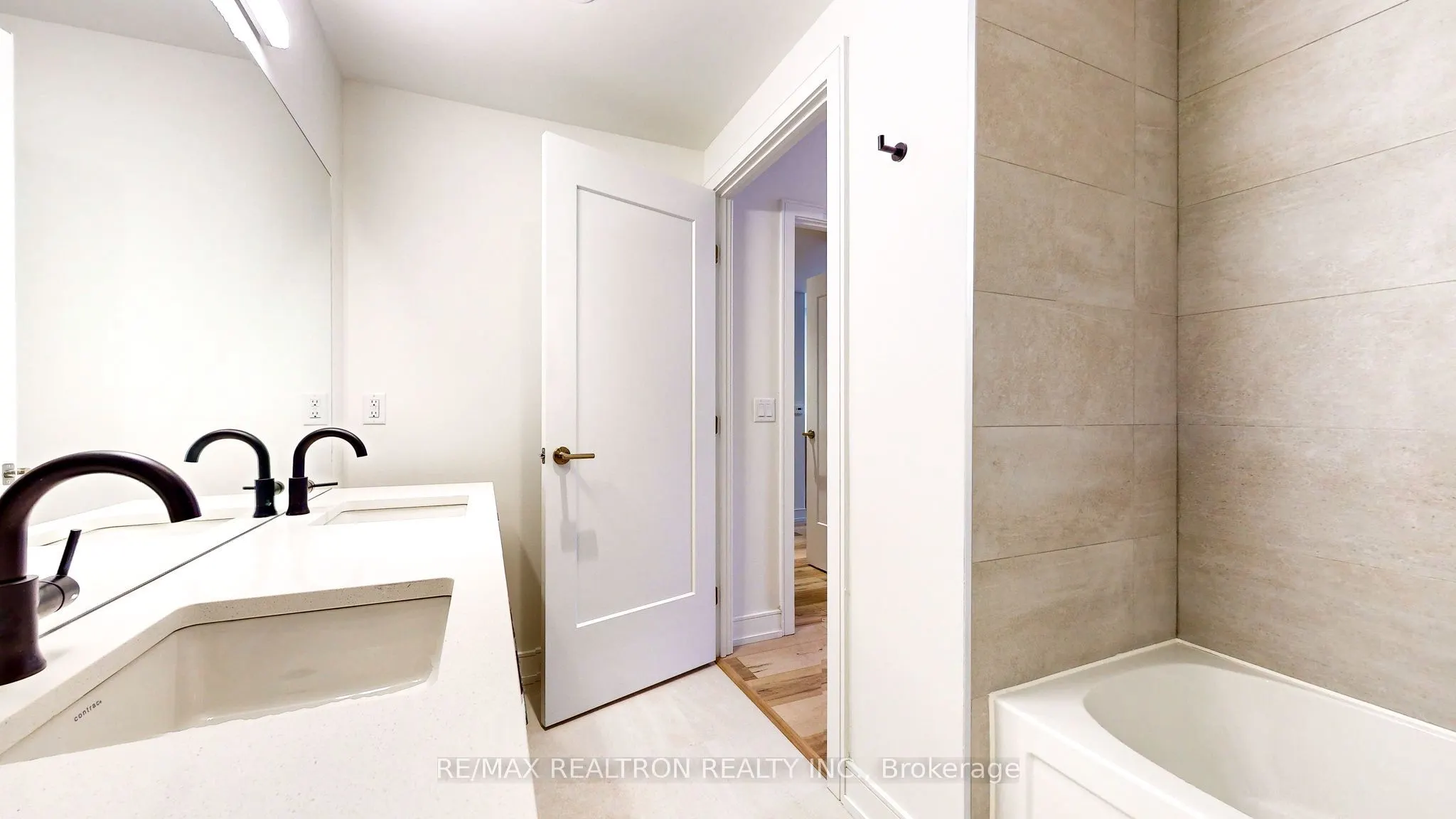 185 Dunlop Street E #813
