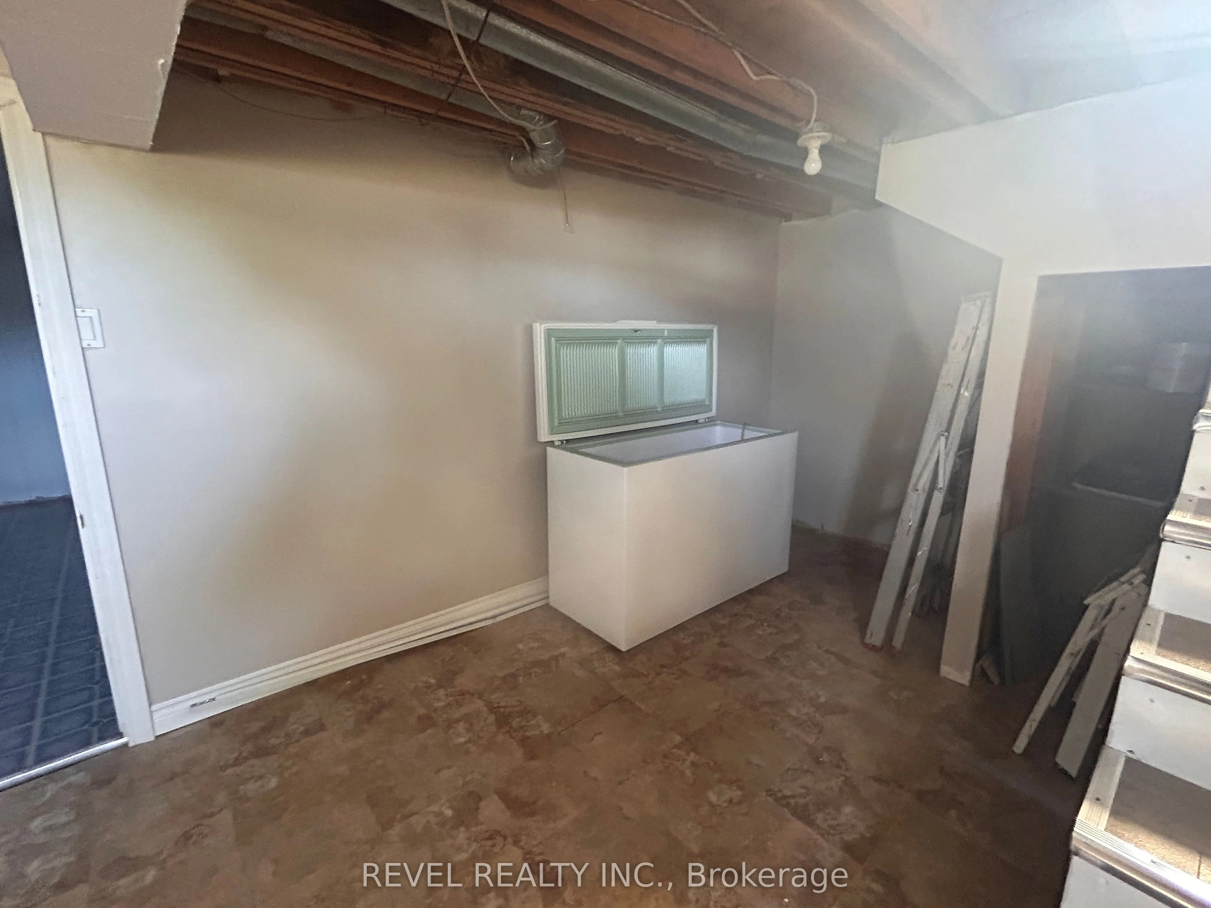 99 Hollywood Avenue