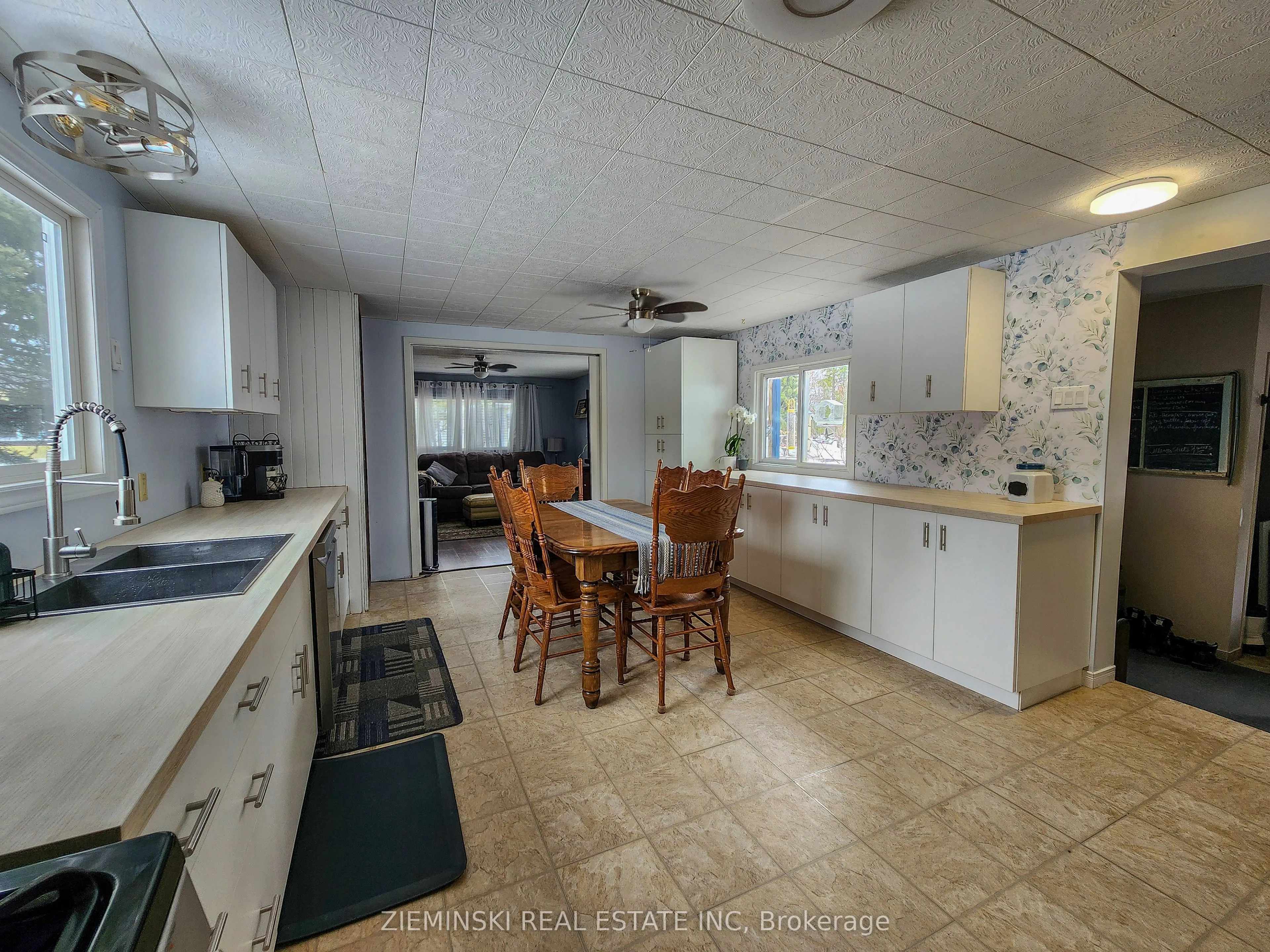 21-8885 11 Highway