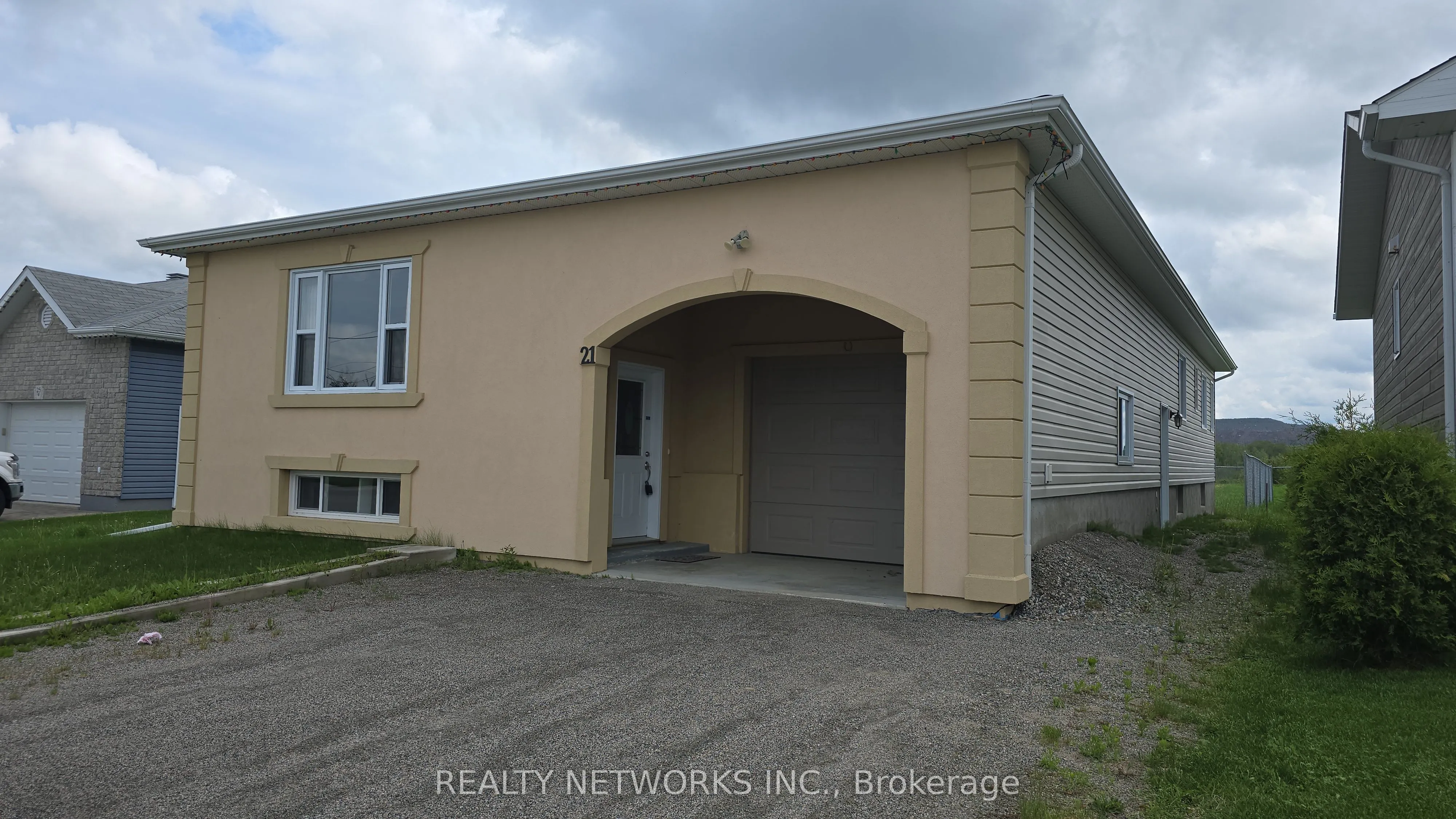 21 Quebec Avenue