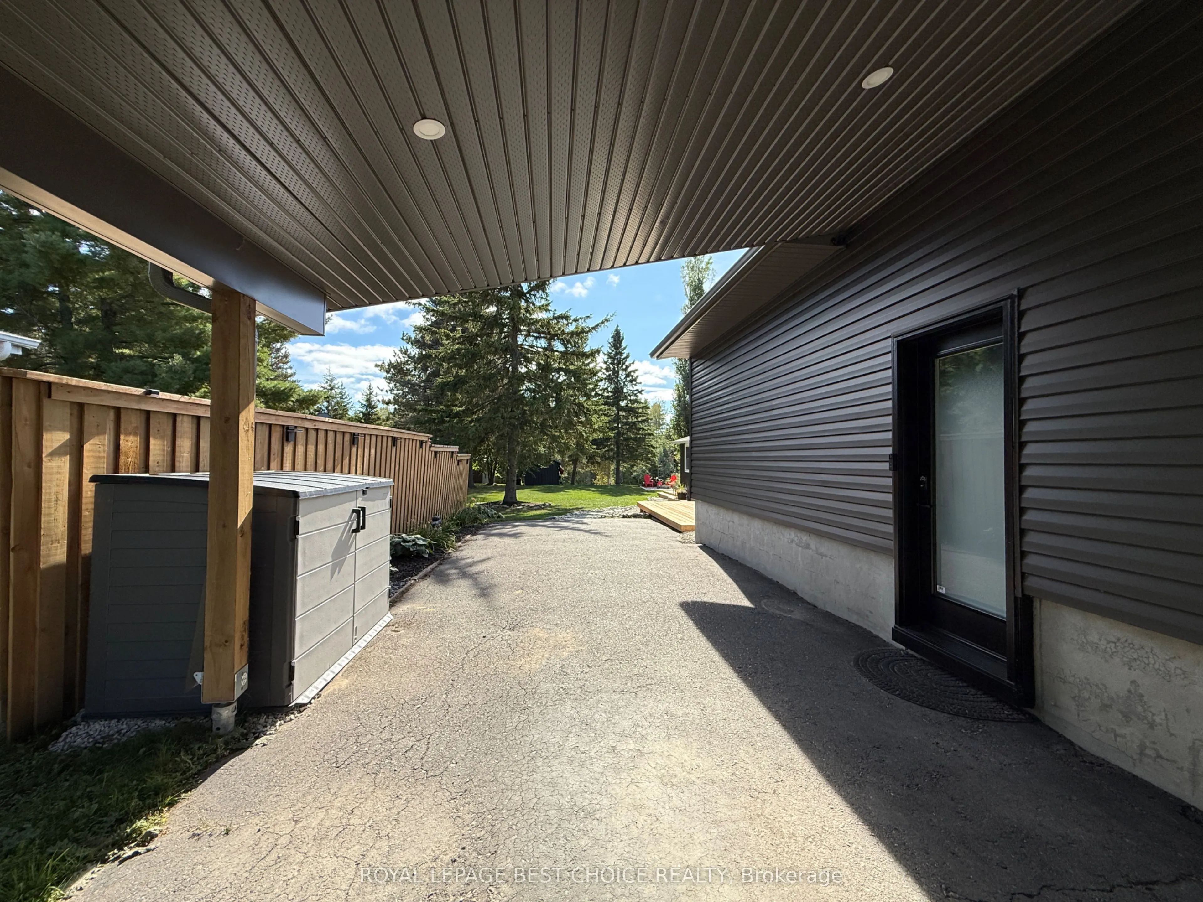 260 Pine Street W