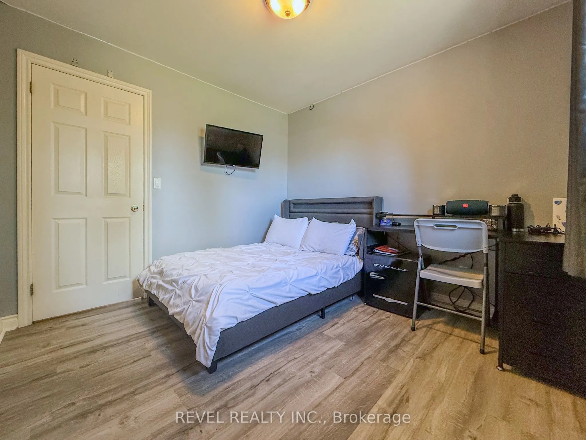 52 Castlewood Avenue