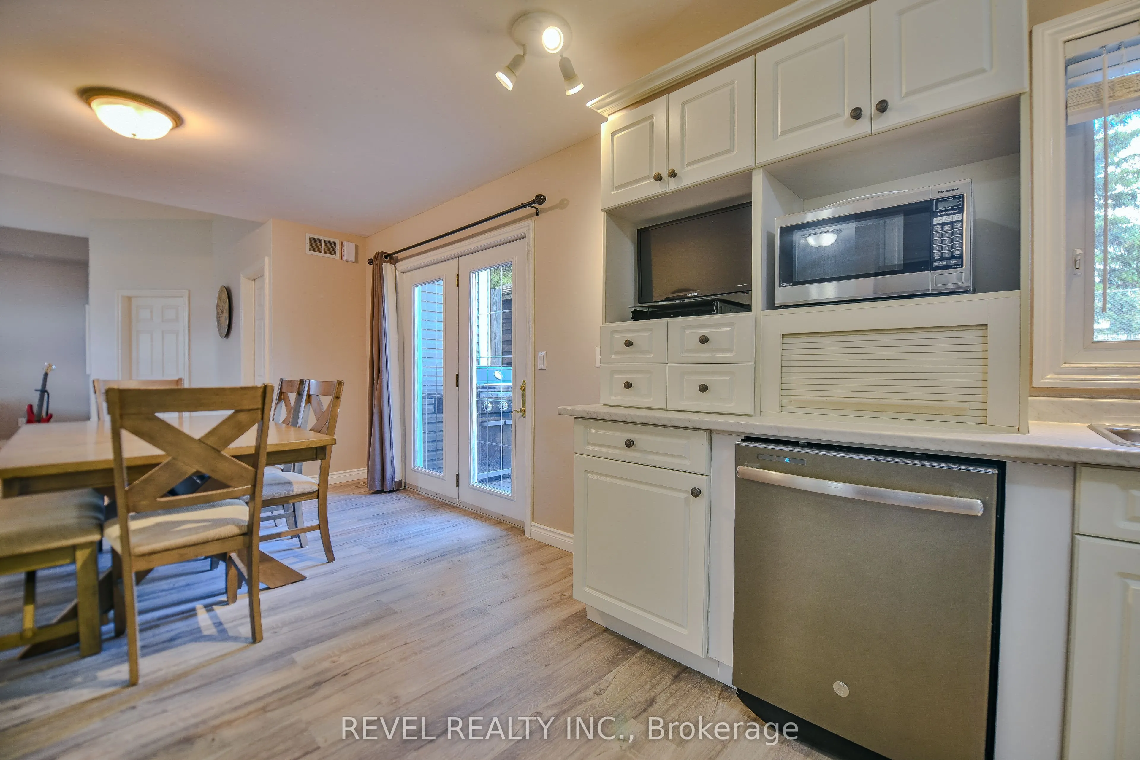 52 Castlewood Avenue