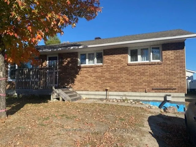 44 Maple Street S
