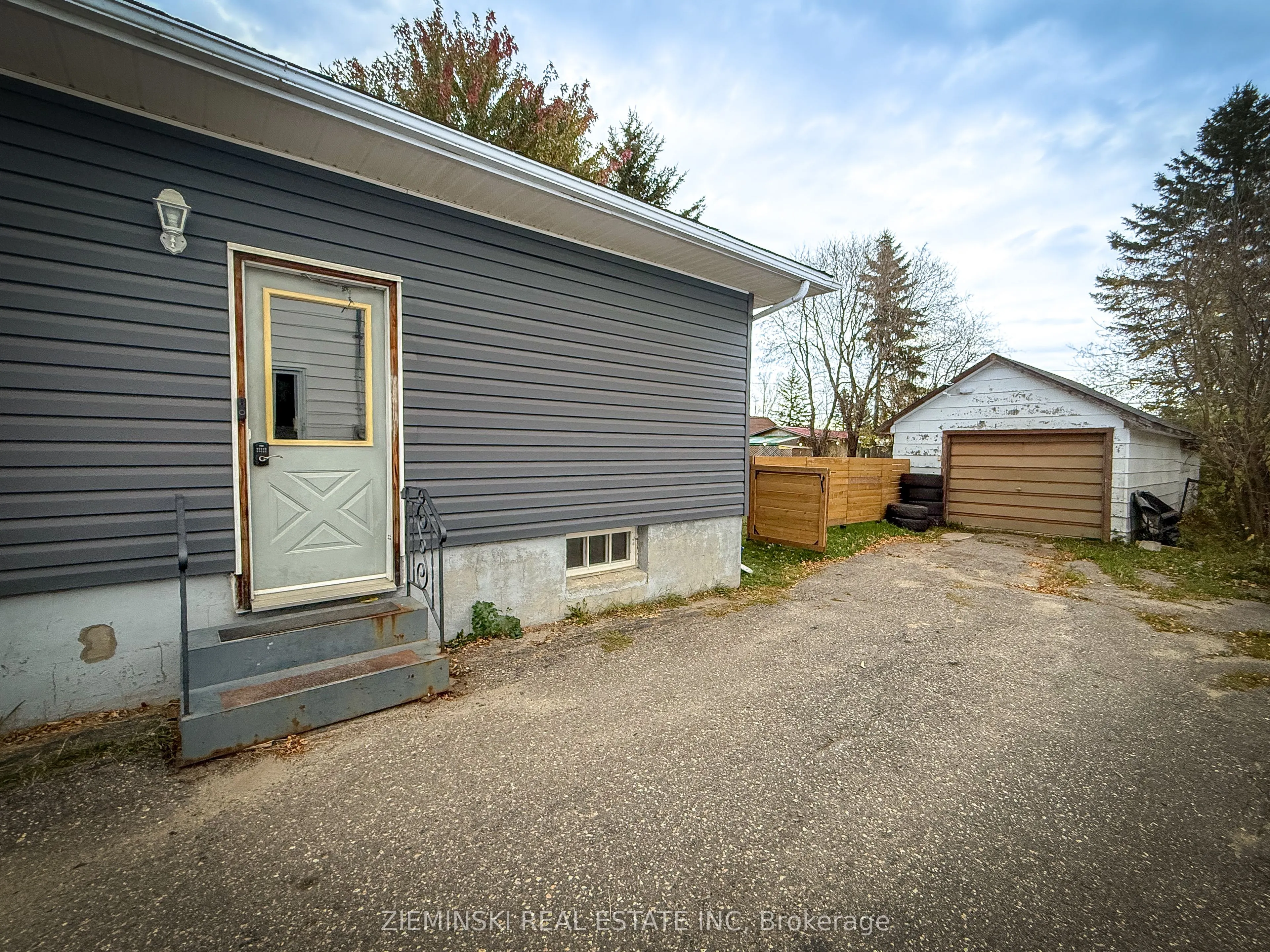 910 Victoria Road