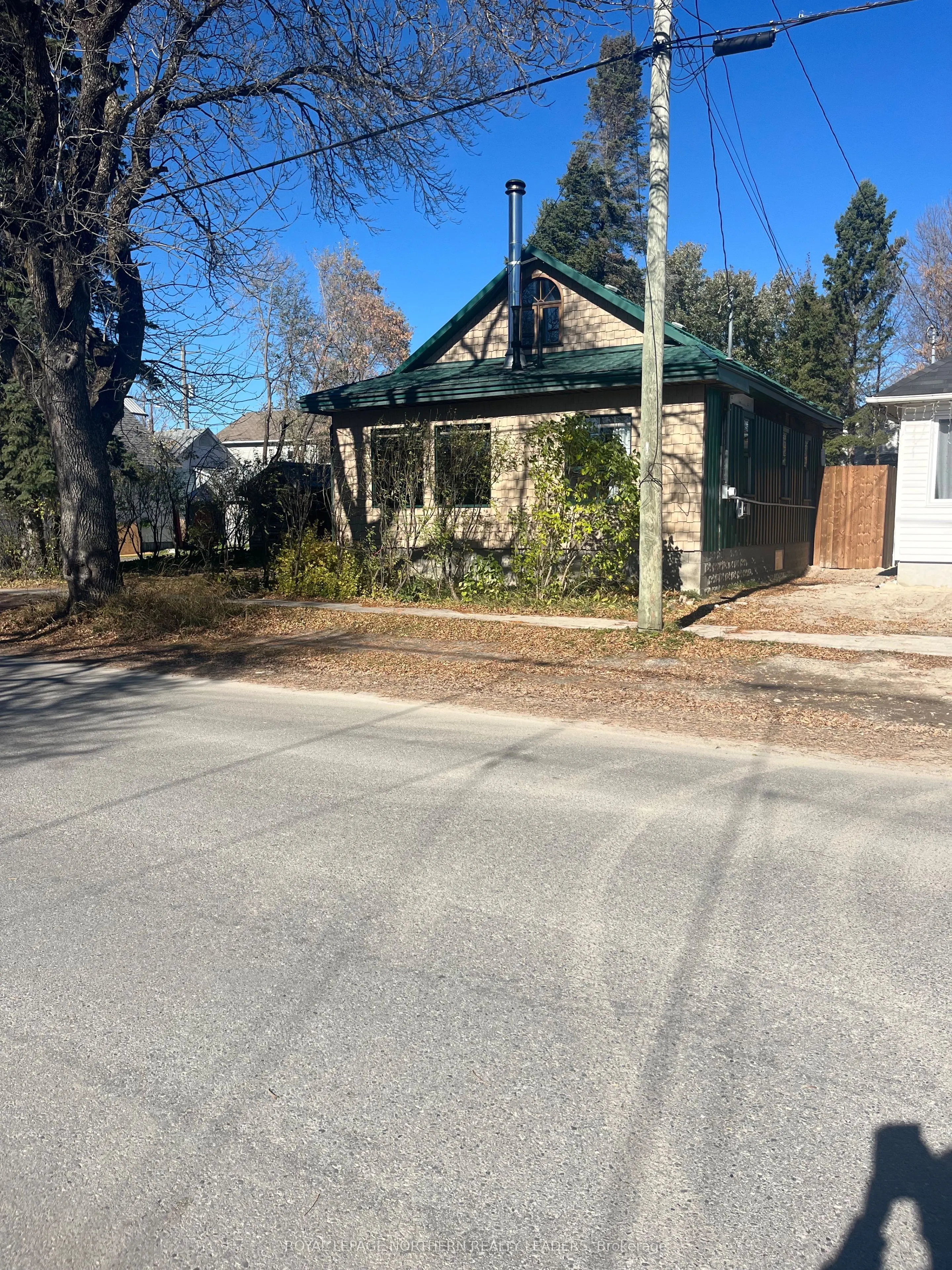10 Golden Avenue
