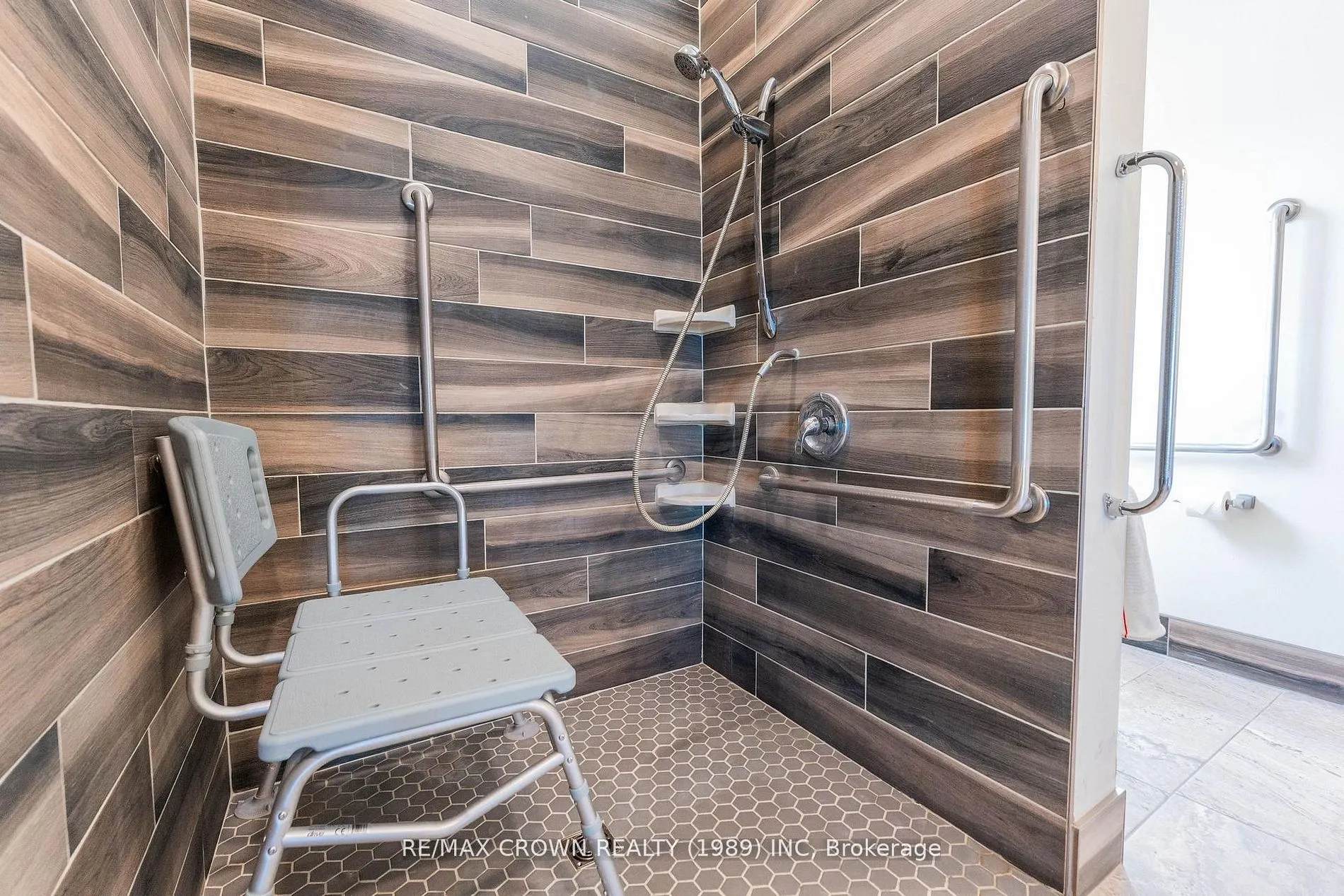 24 Shallow Lake Road W
