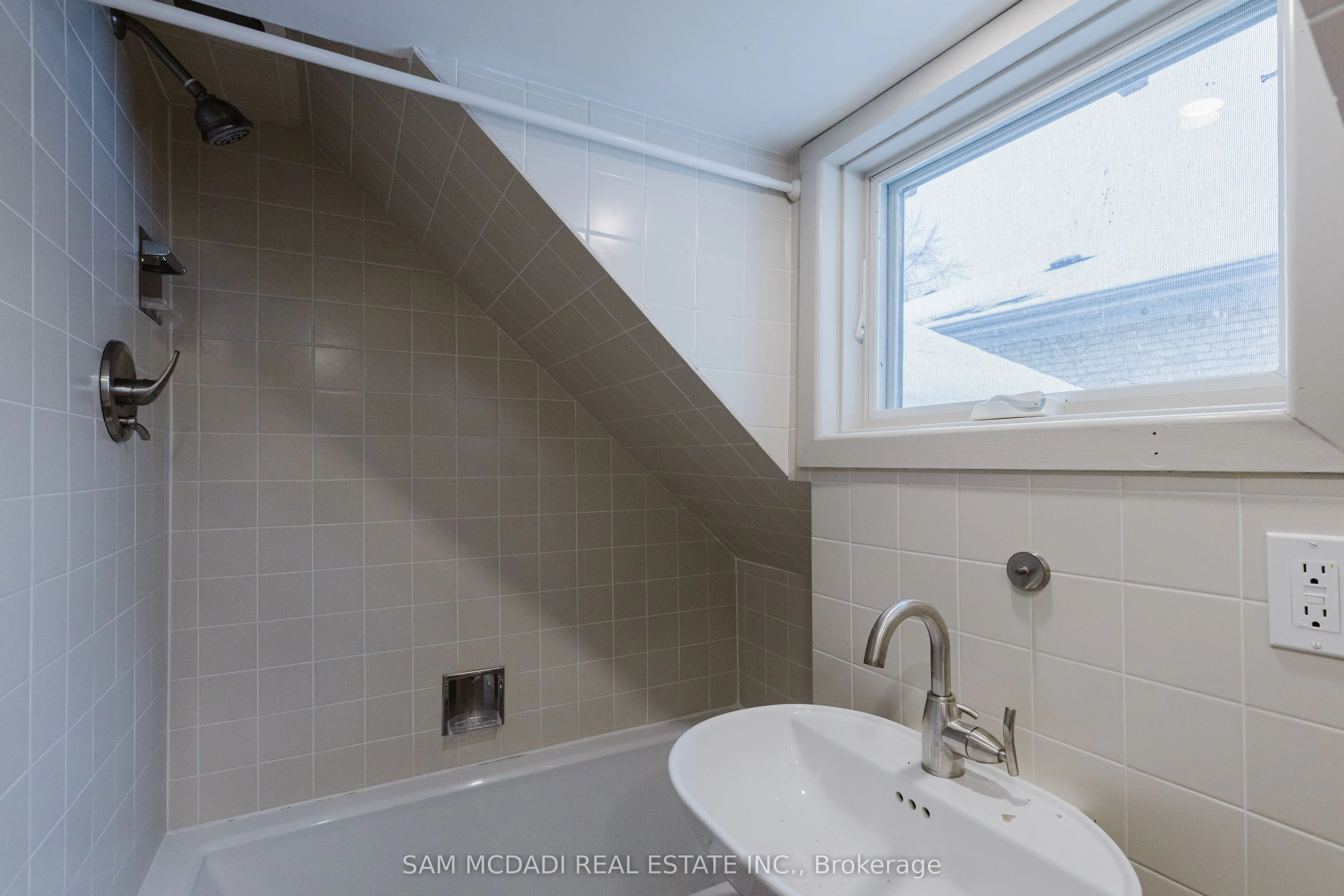 62 Maple Avenue S