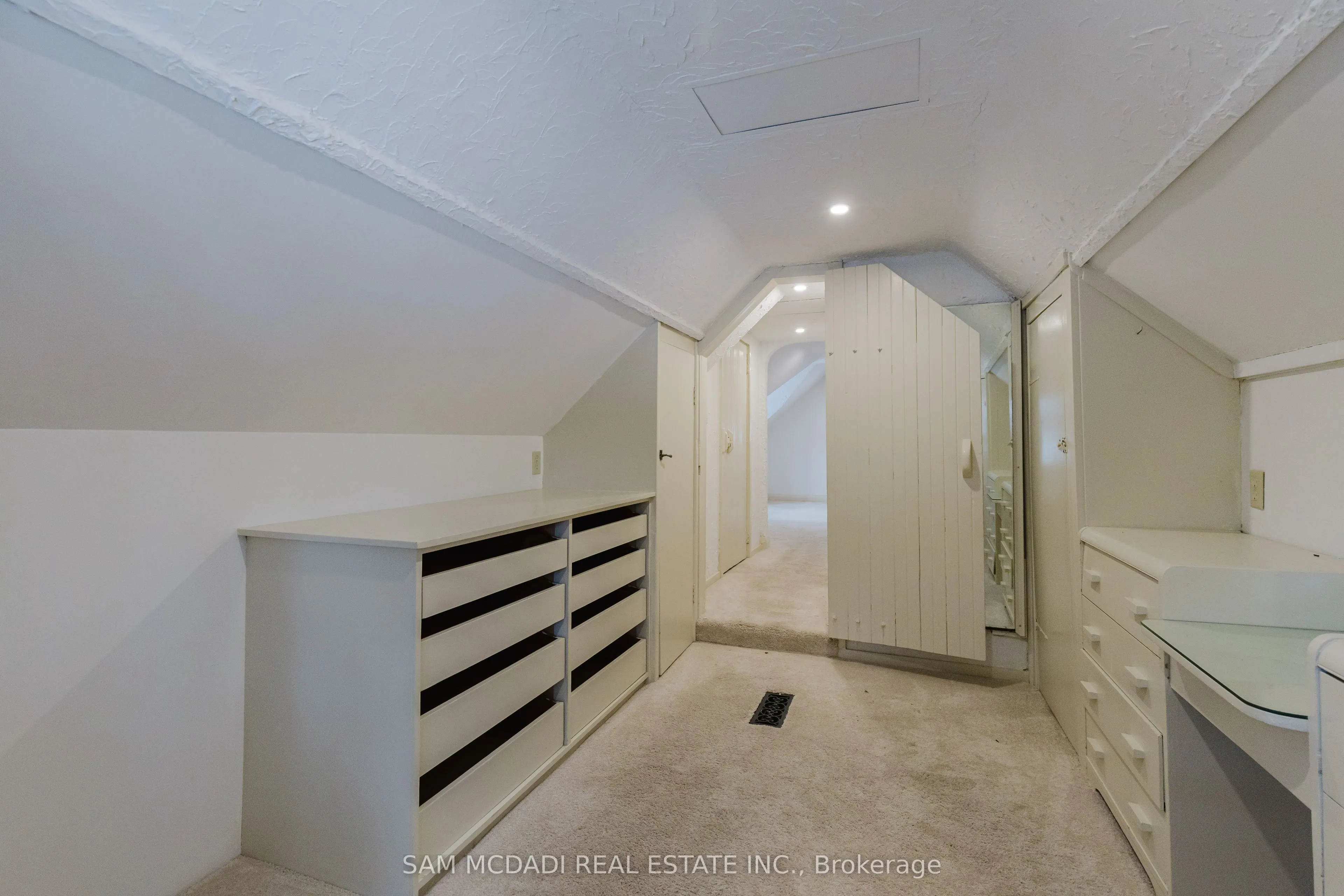 62 Maple Avenue S