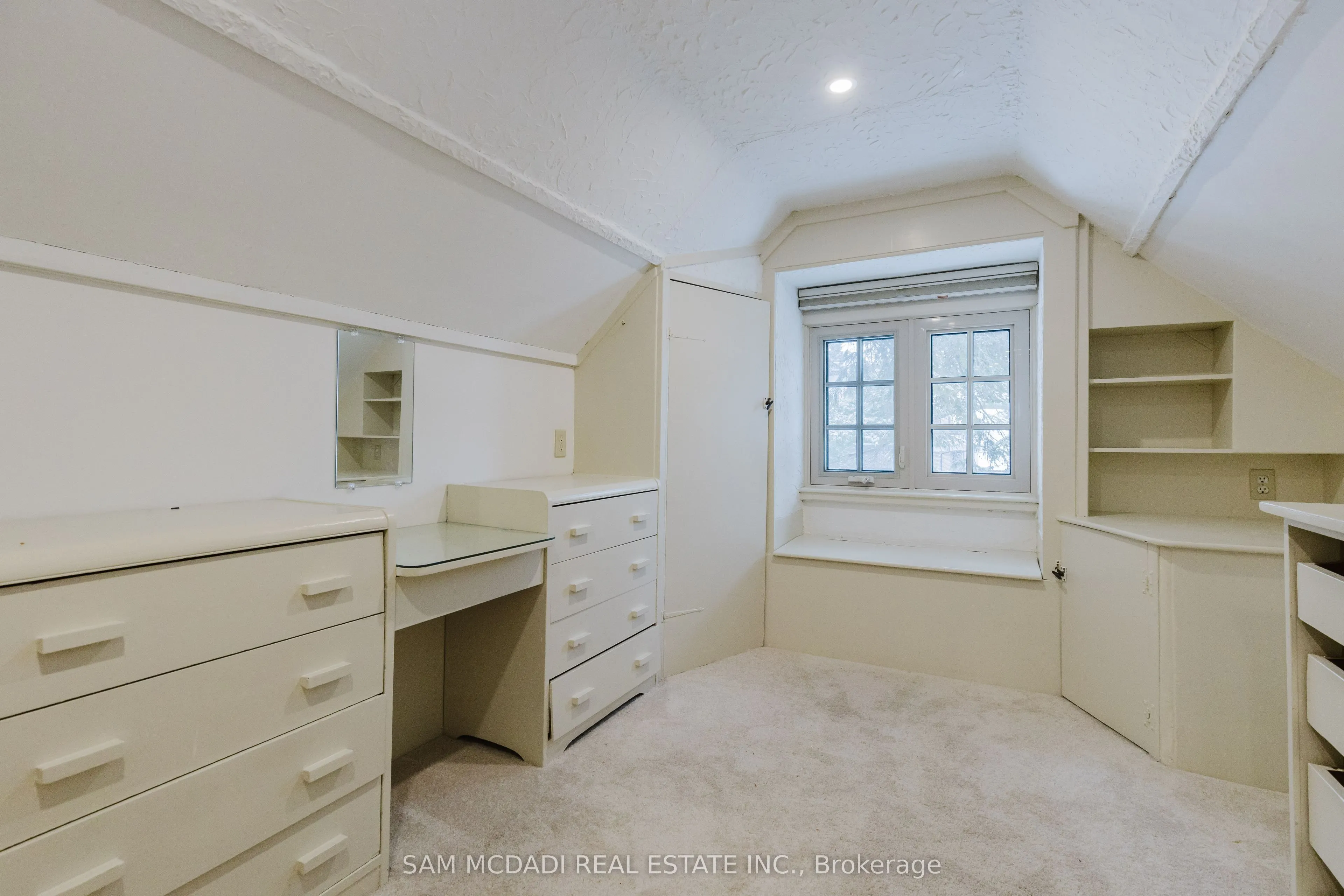 62 Maple Avenue S