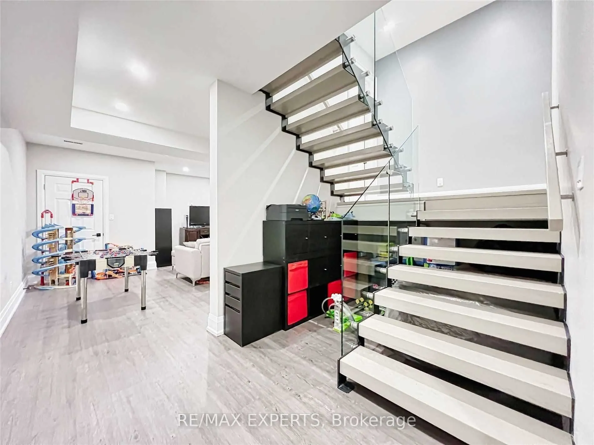 48 Enfield Avenue W
