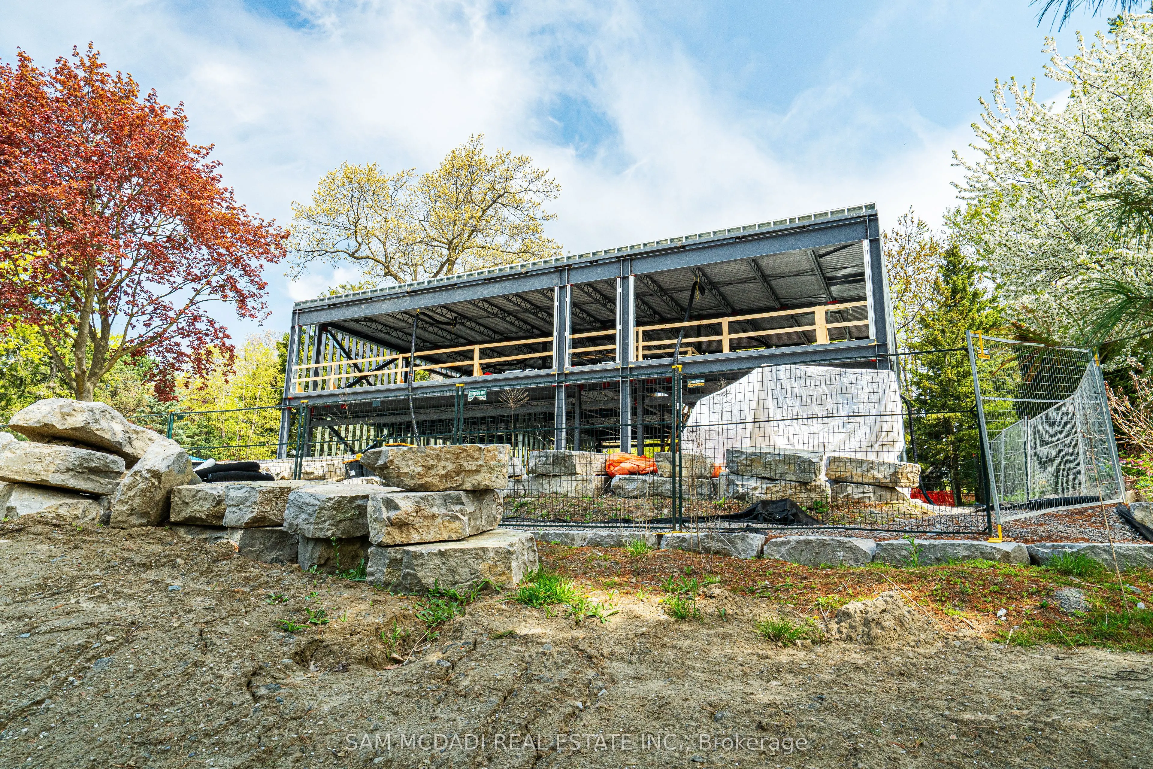 1470 Pinetree Crescent