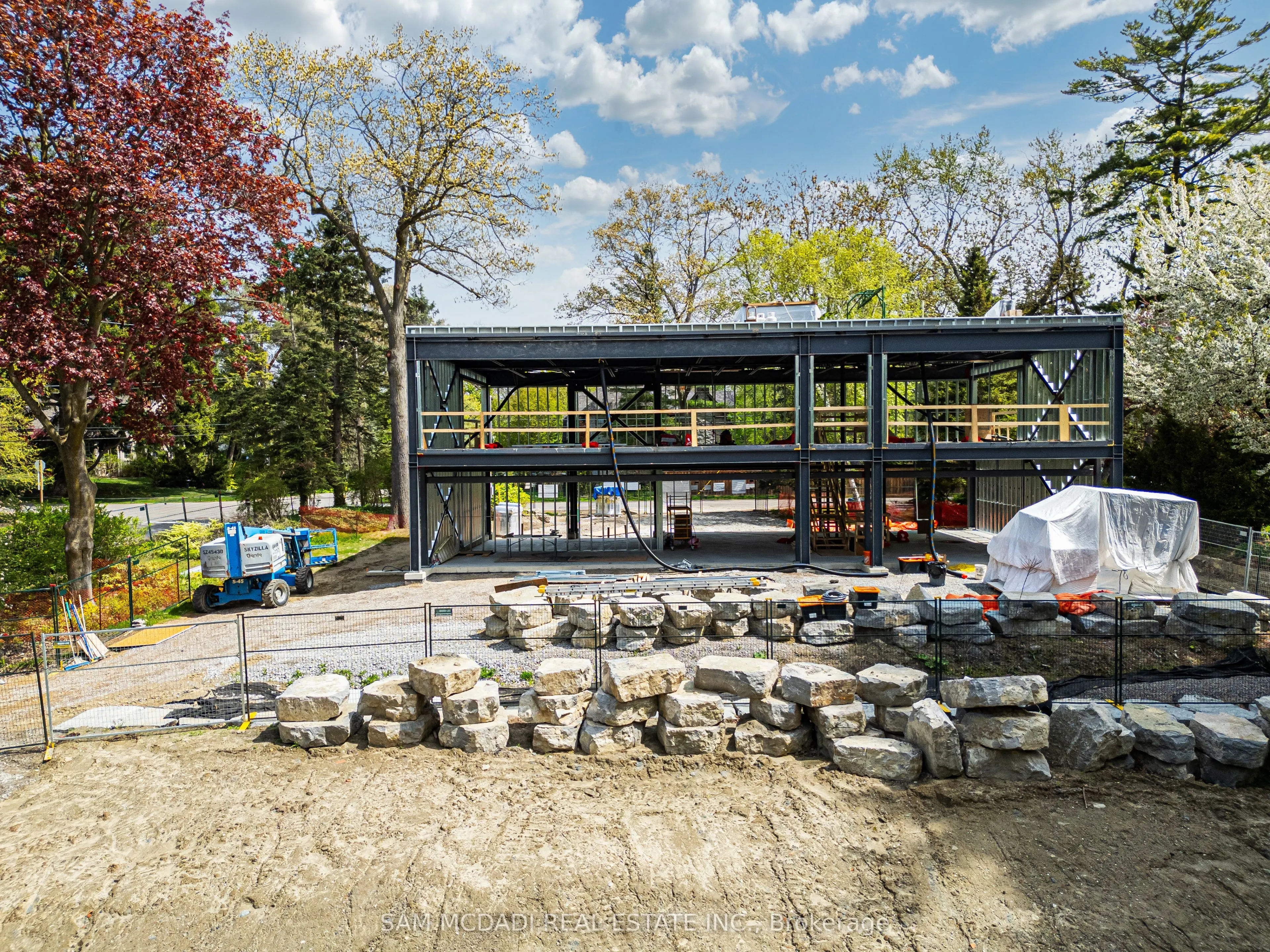 1470 Pinetree Crescent
