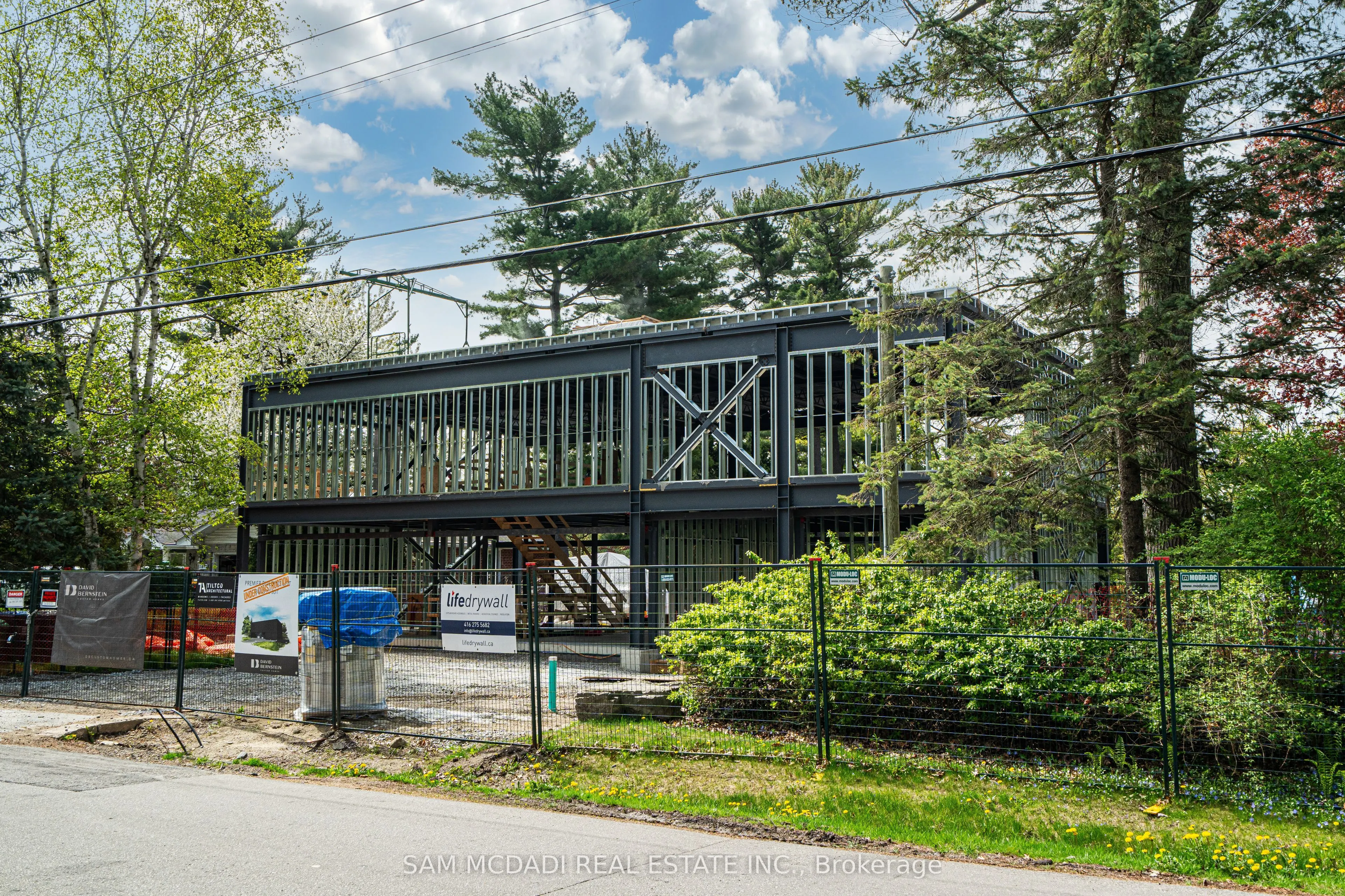 1470 Pinetree Crescent