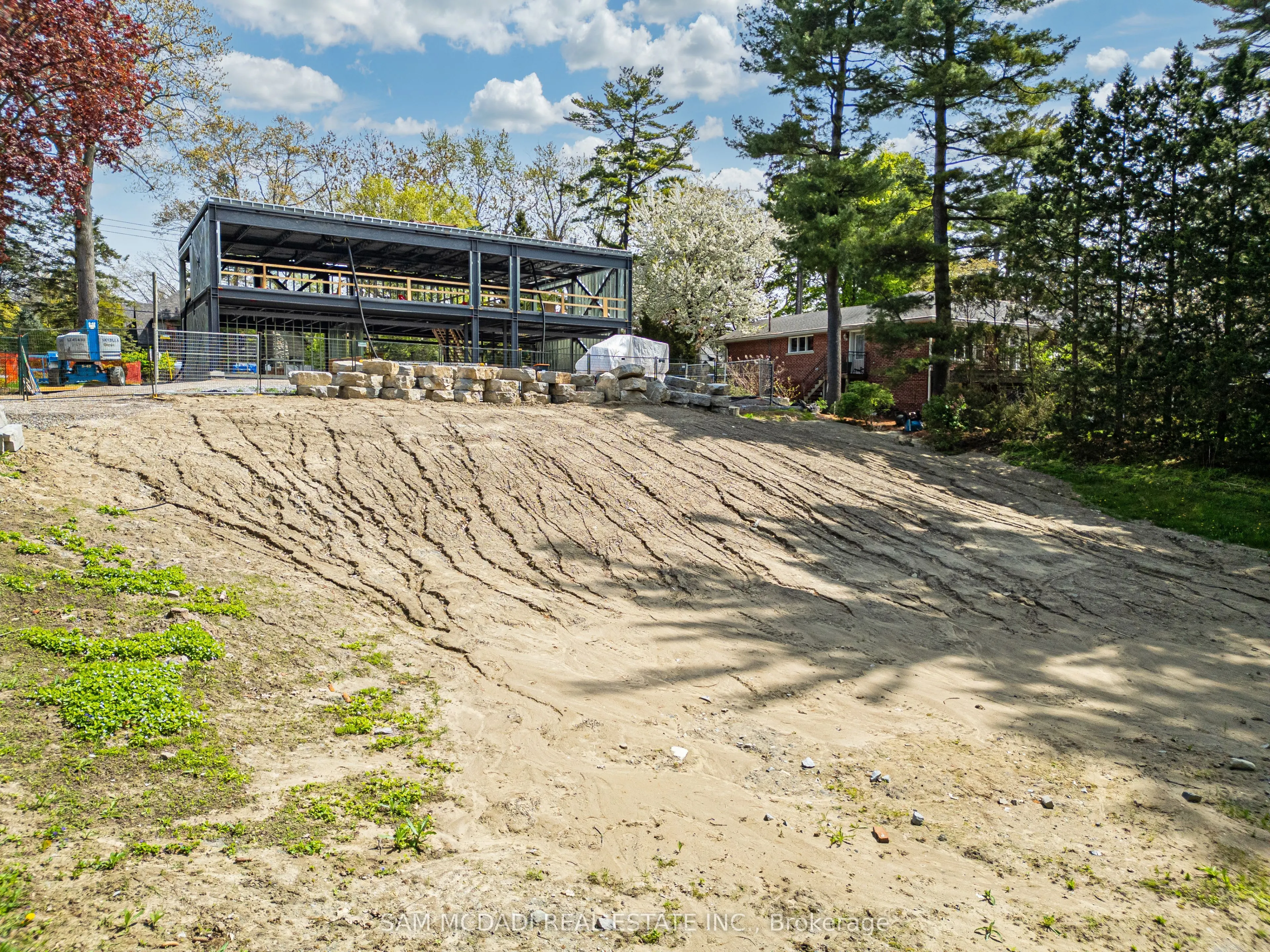 1470 Pinetree Crescent