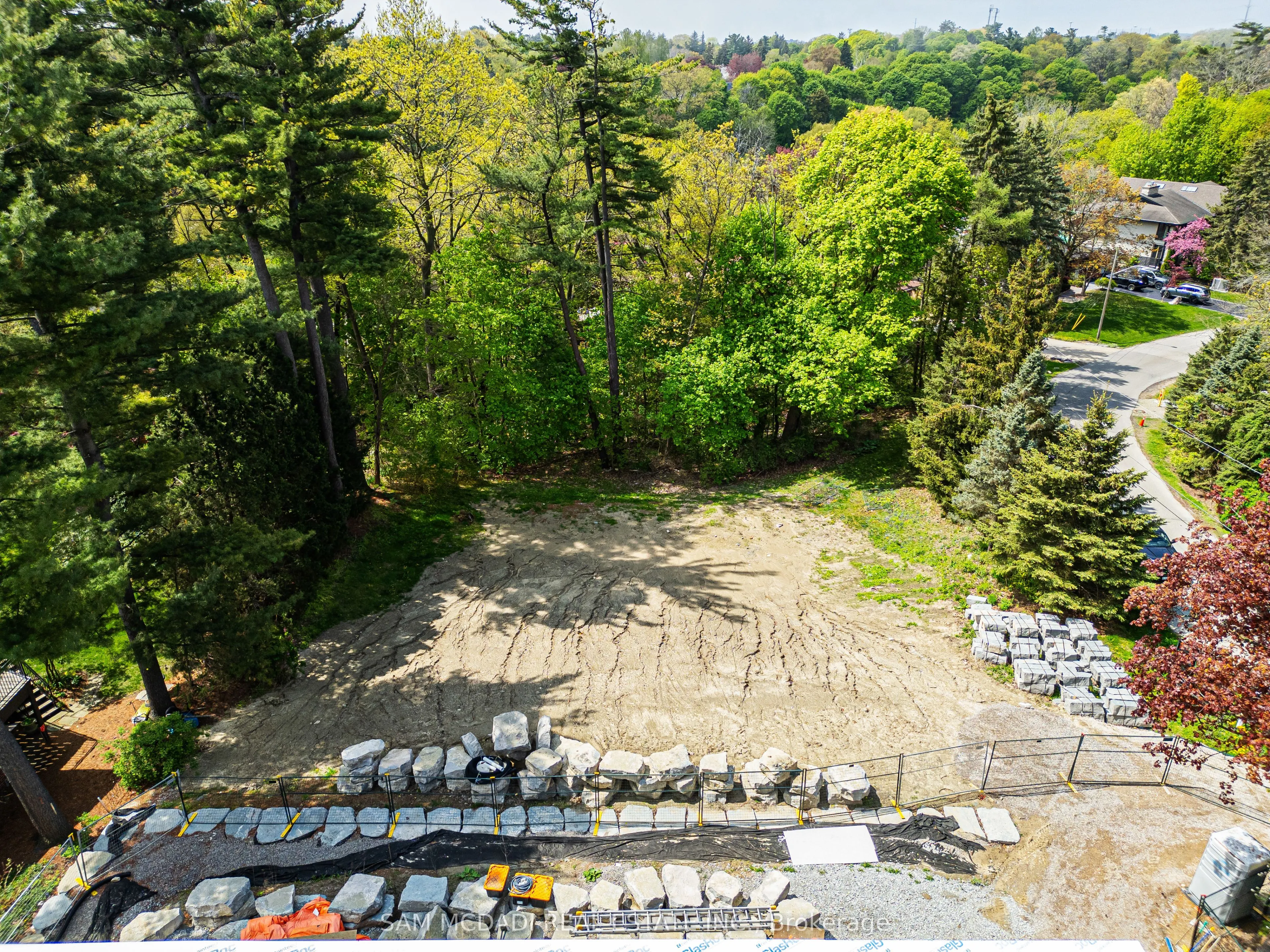 1470 Pinetree Crescent