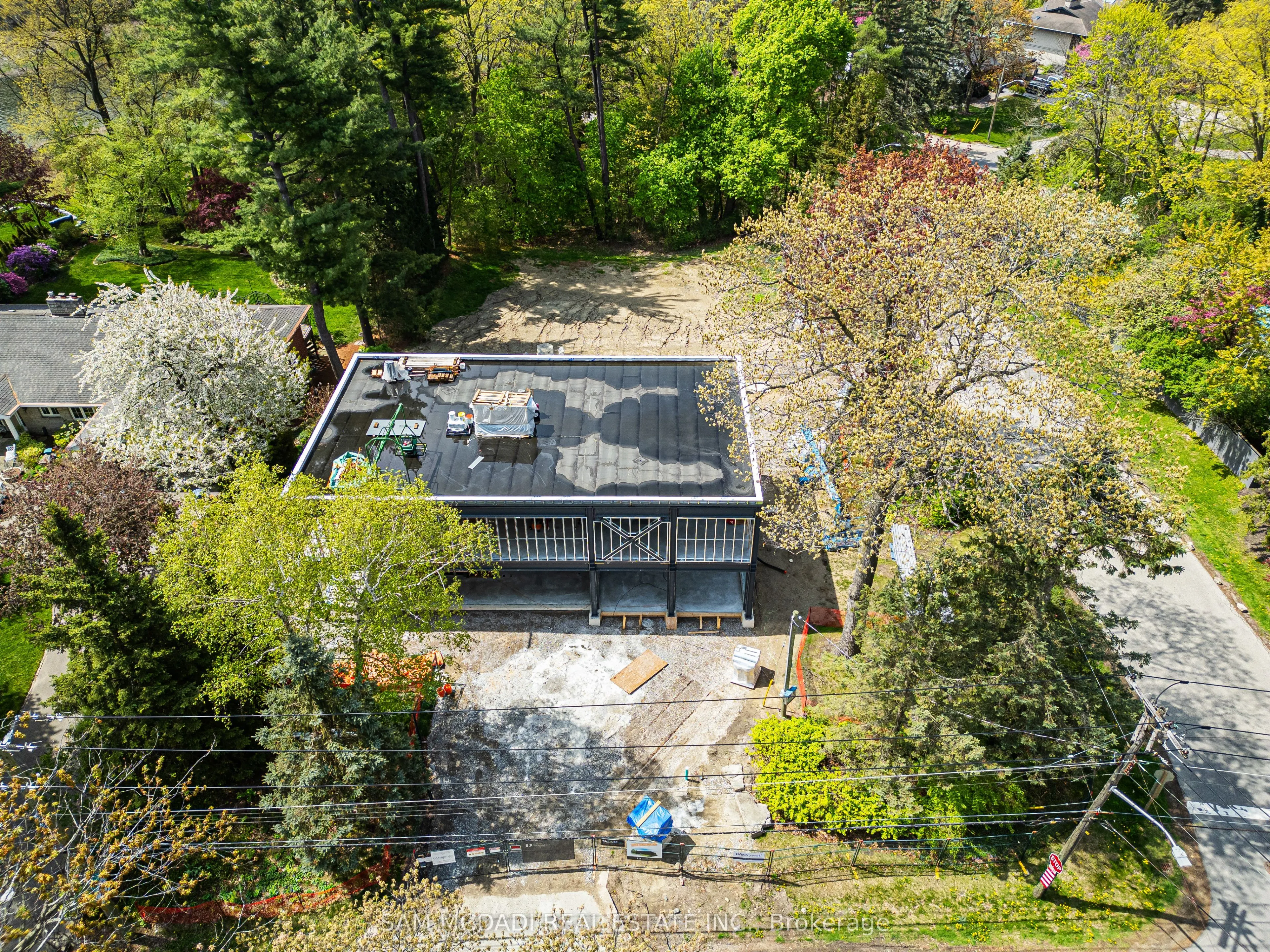 1470 Pinetree Crescent