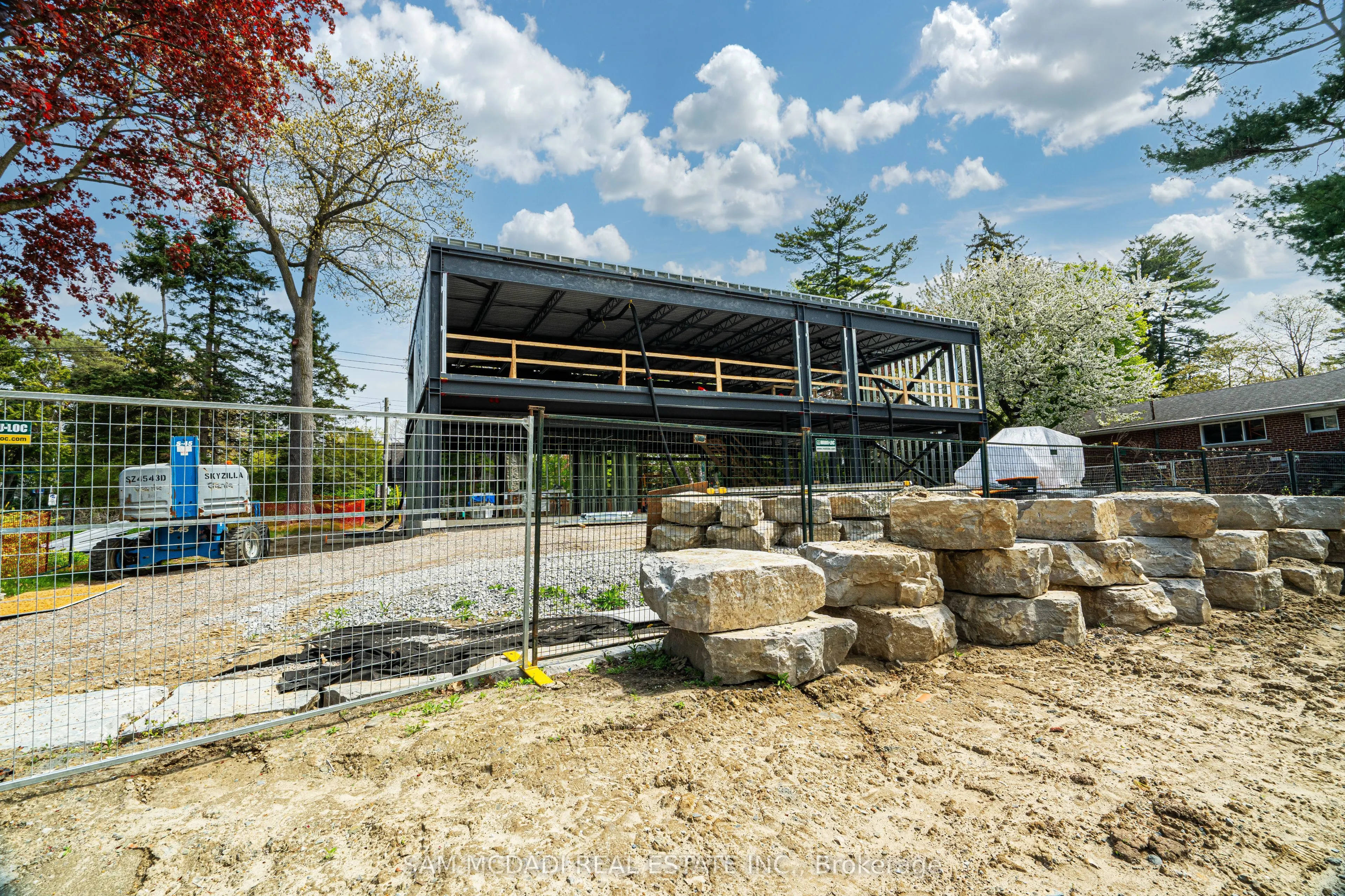 1470 Pinetree Crescent