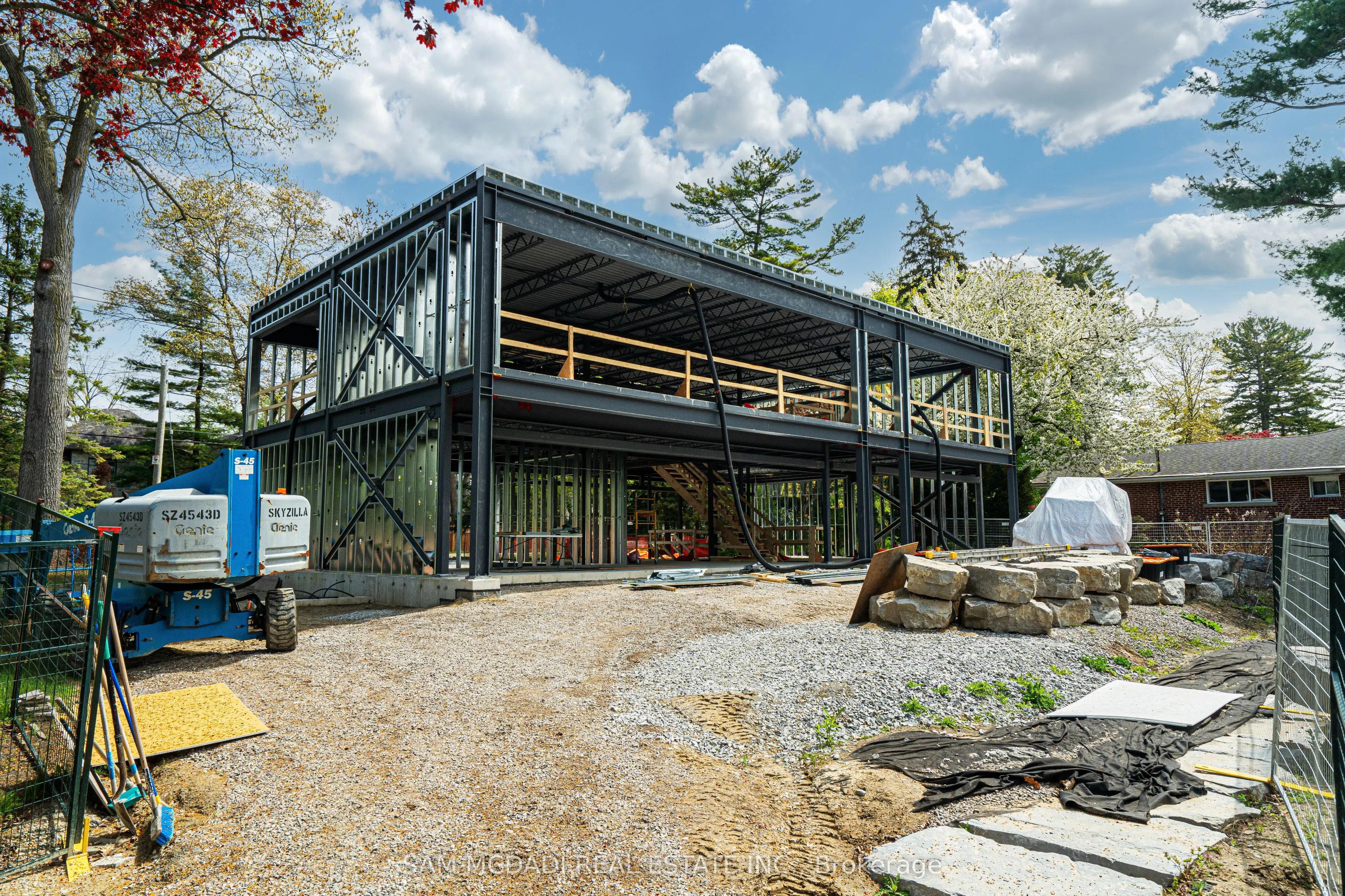 1470 Pinetree Crescent