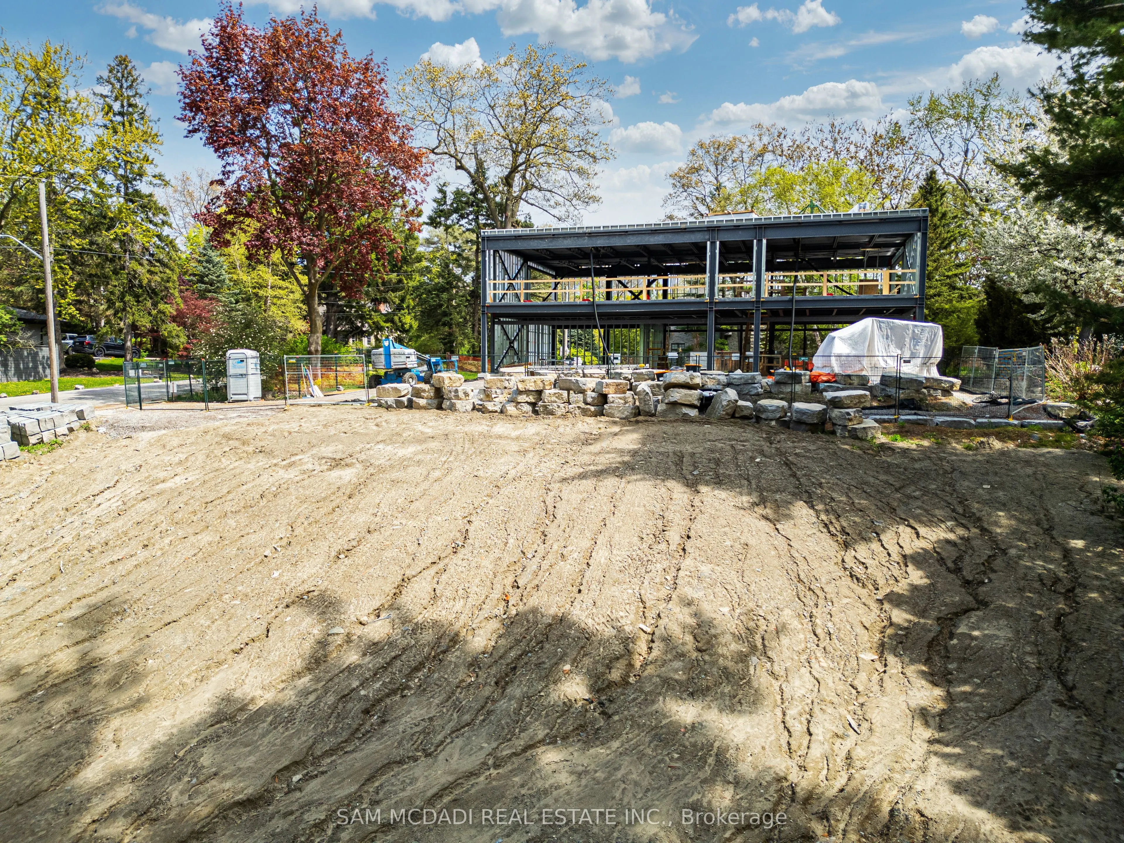 1470 Pinetree Crescent