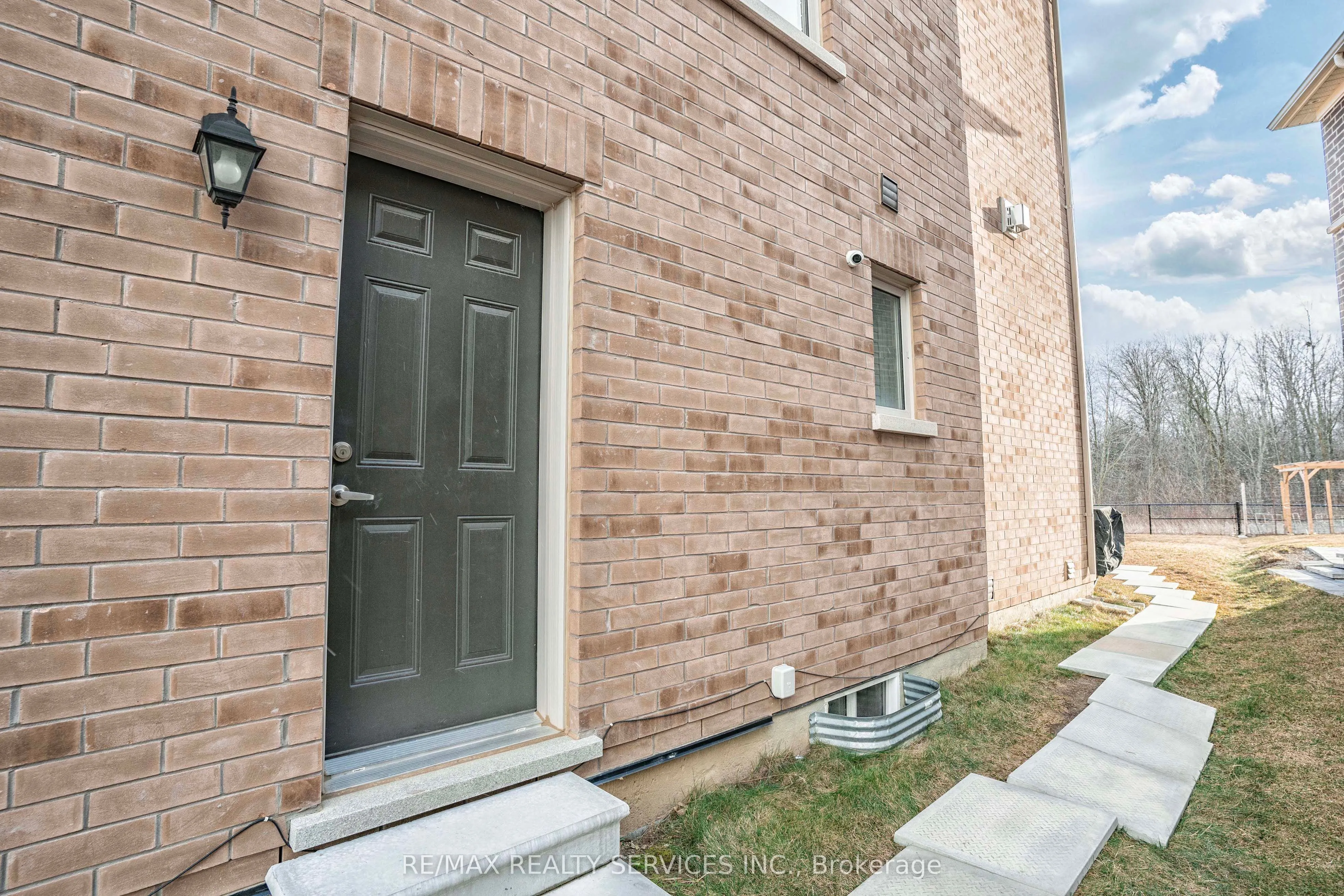 574 Queen Mary Drive