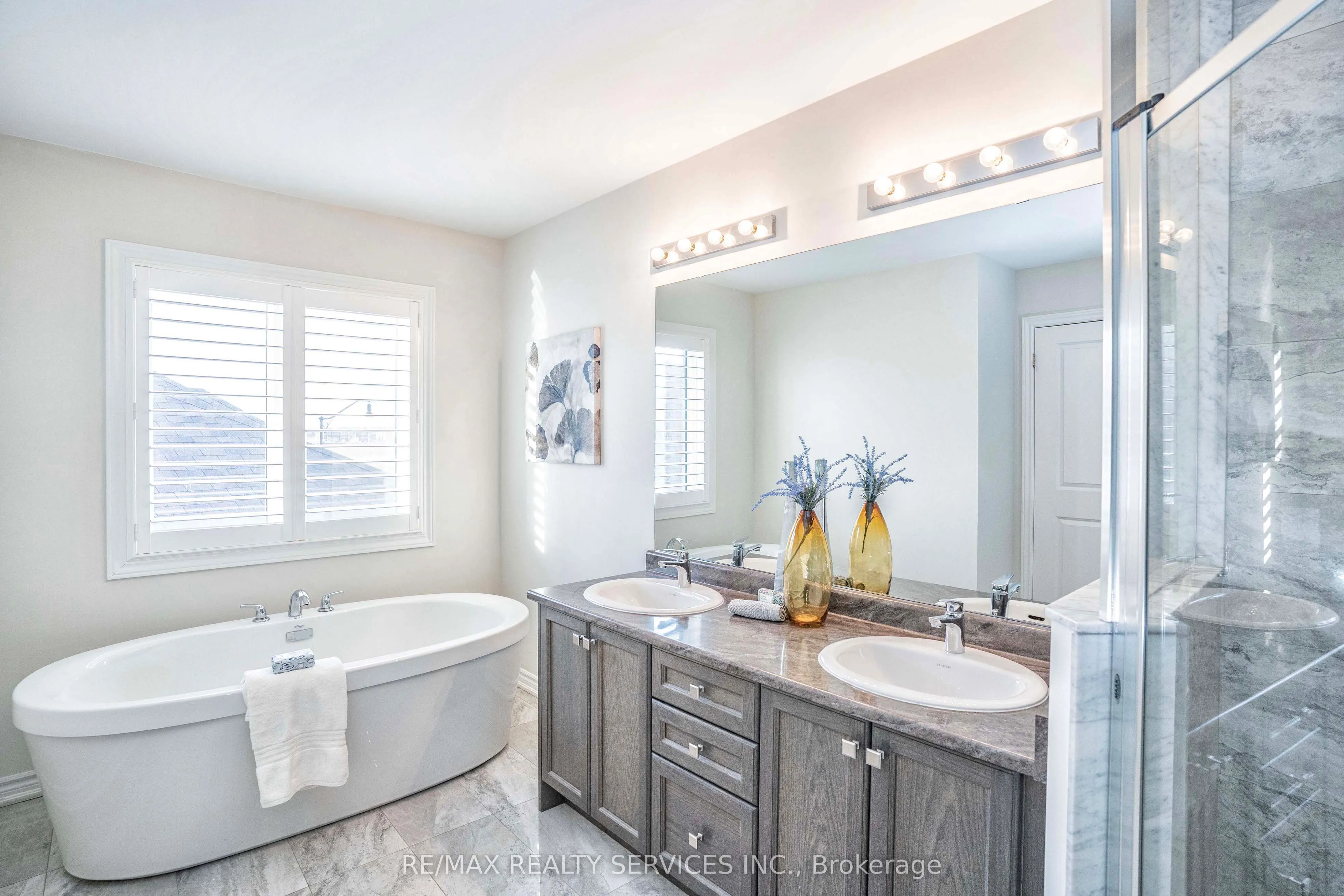 574 Queen Mary Drive