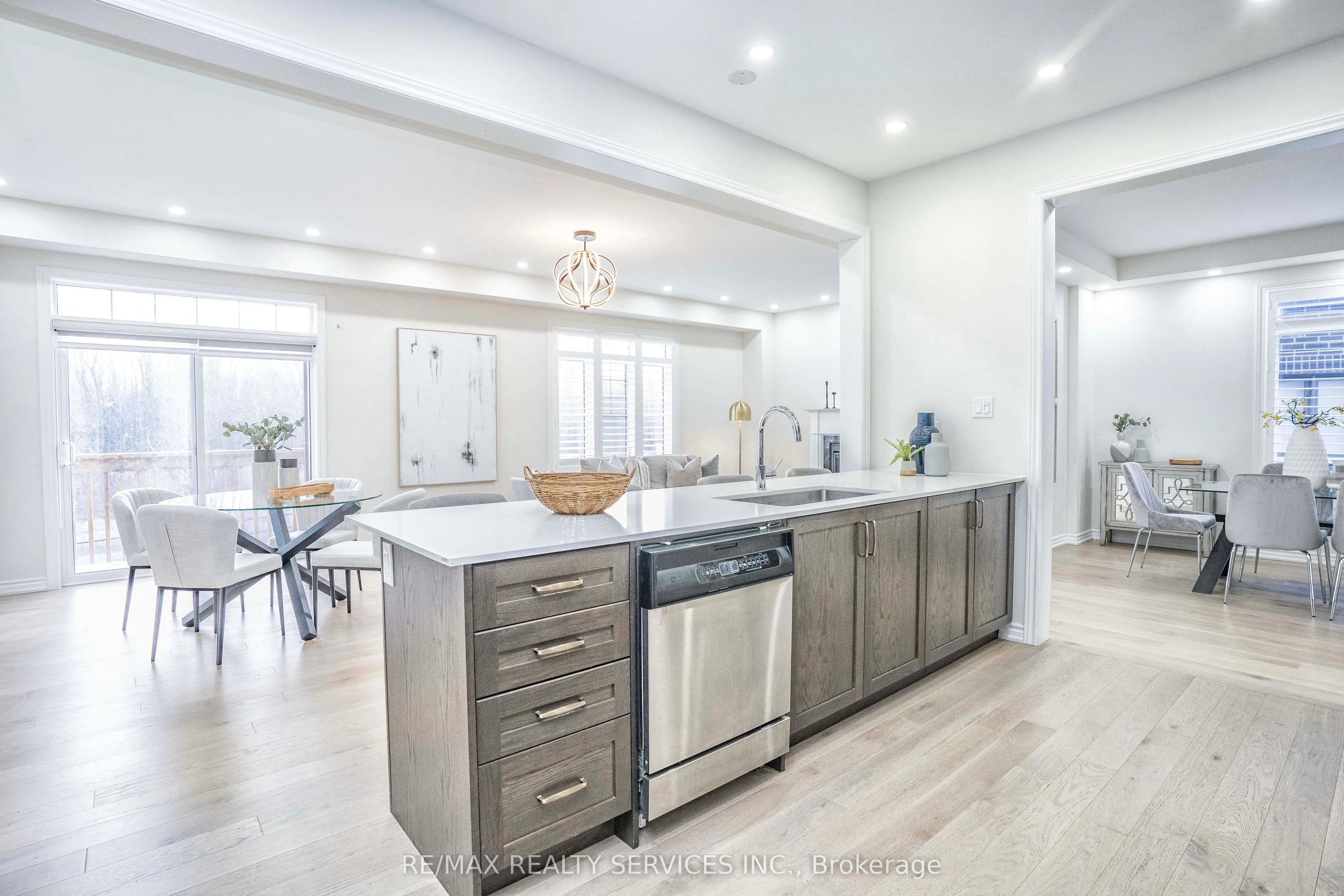 574 Queen Mary Drive
