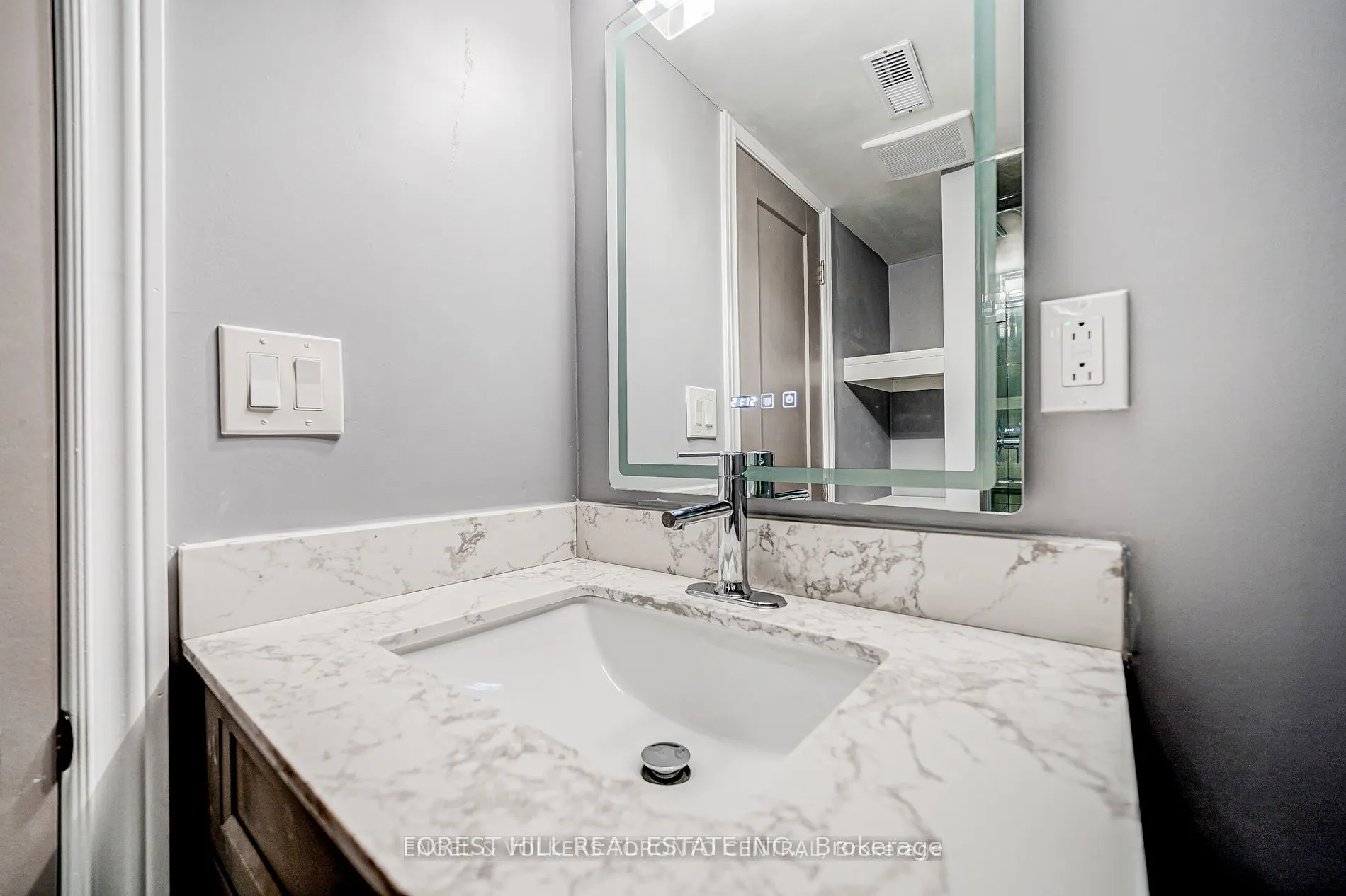 39A Lippincott Street E #Lower