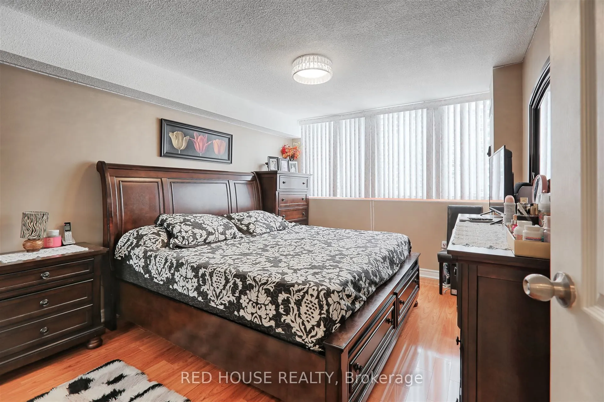 3590 Kaneff Crescent #705