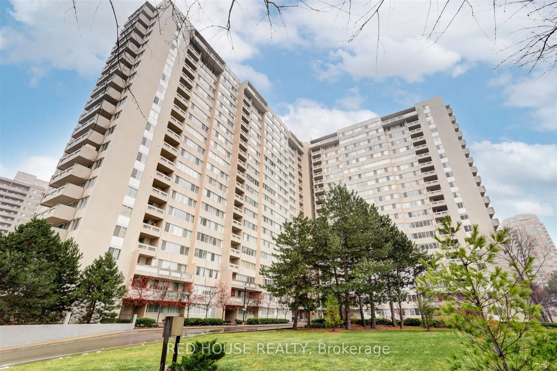 3590 Kaneff Crescent #705