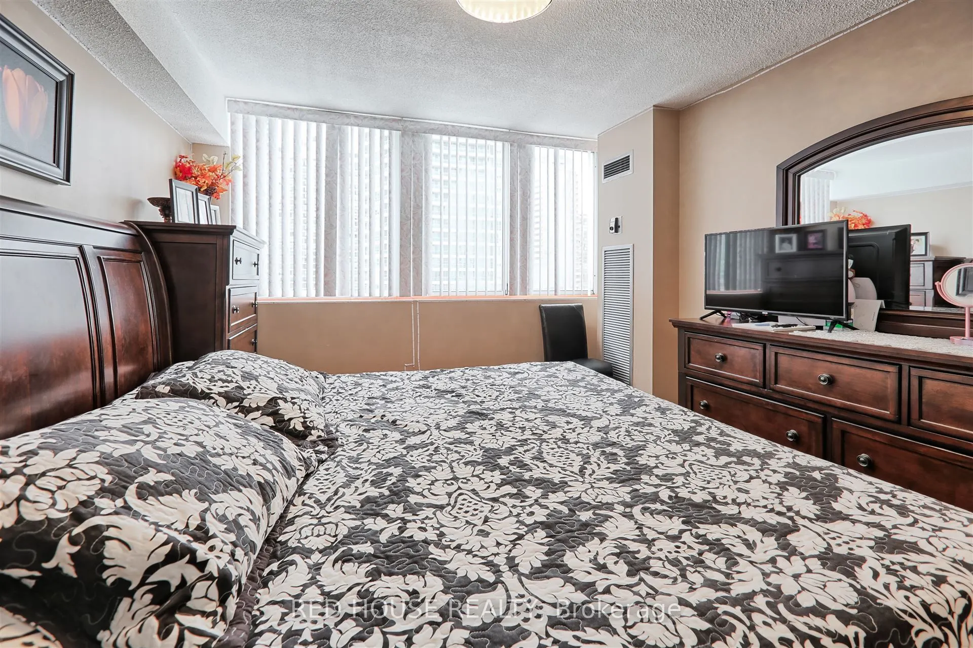 3590 Kaneff Crescent #705