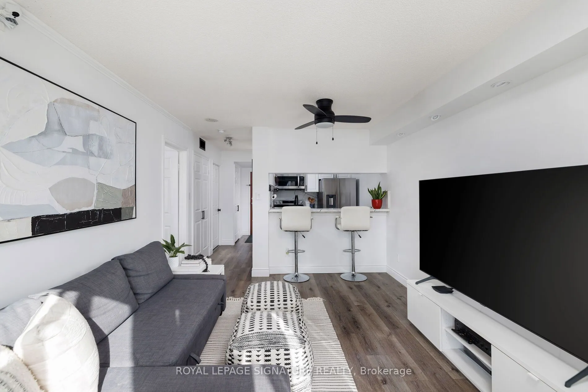 880 Dundas Street W #909