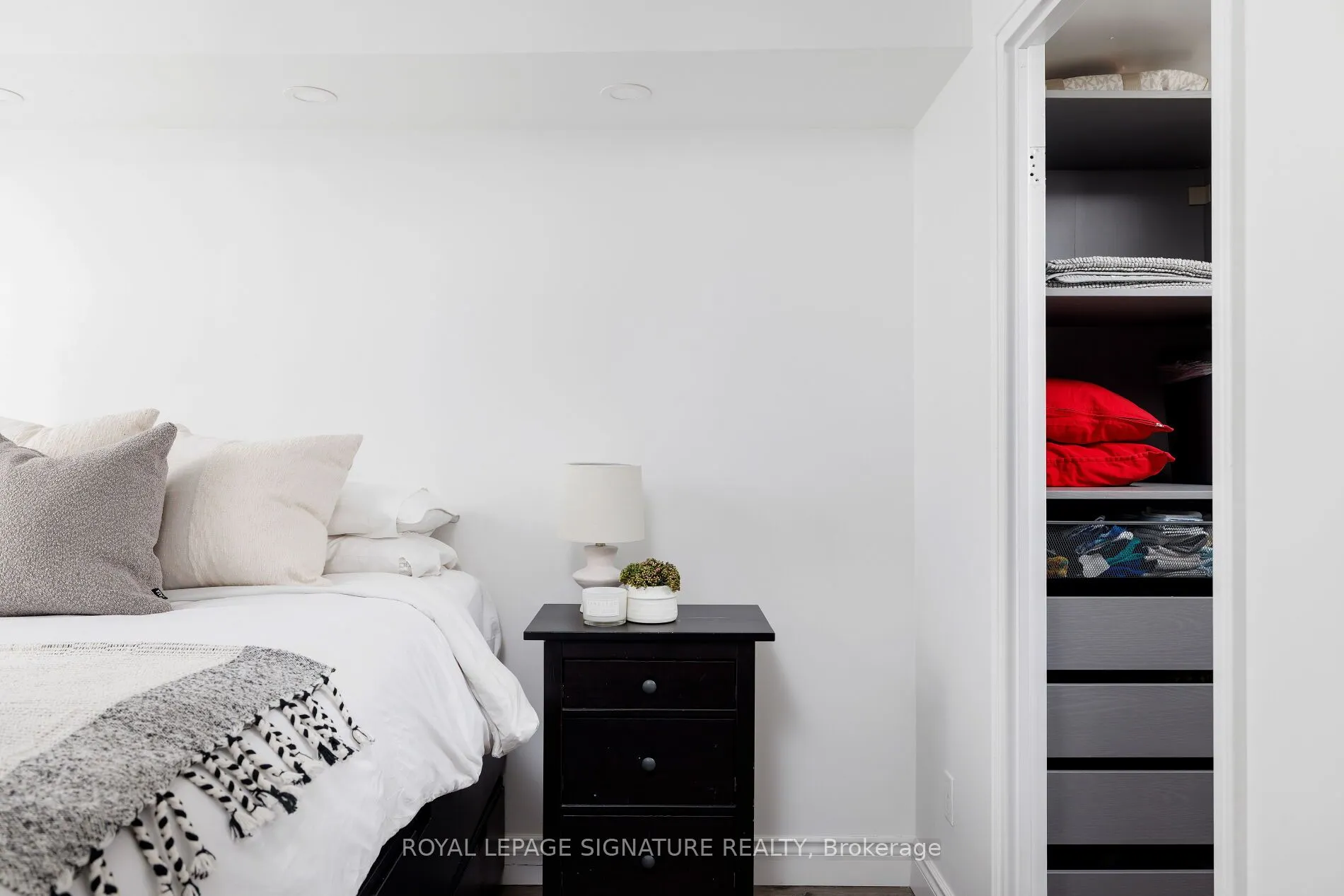 880 Dundas Street W #909