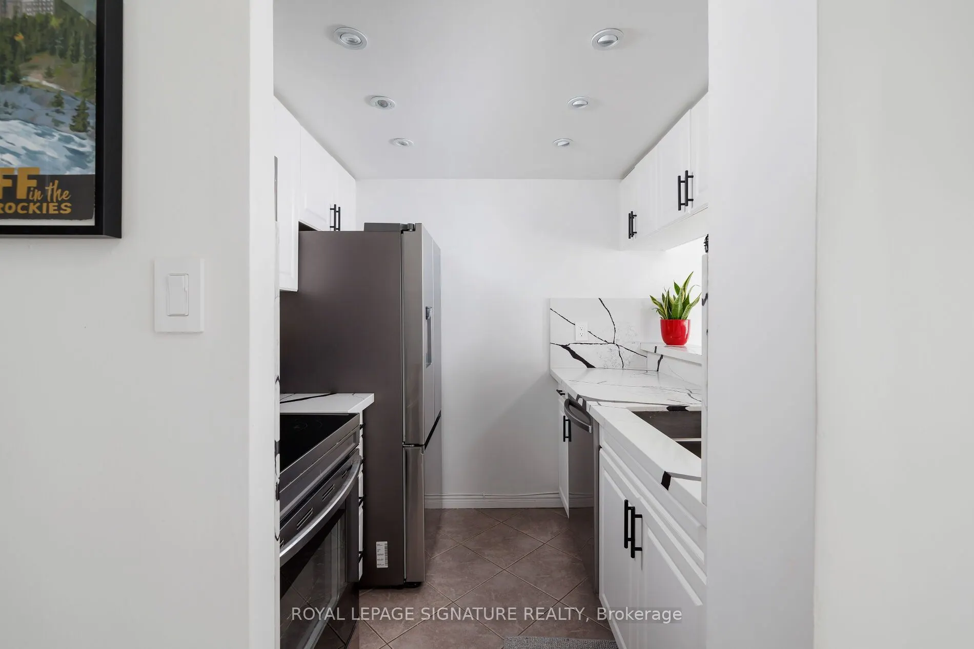 880 Dundas Street W #909