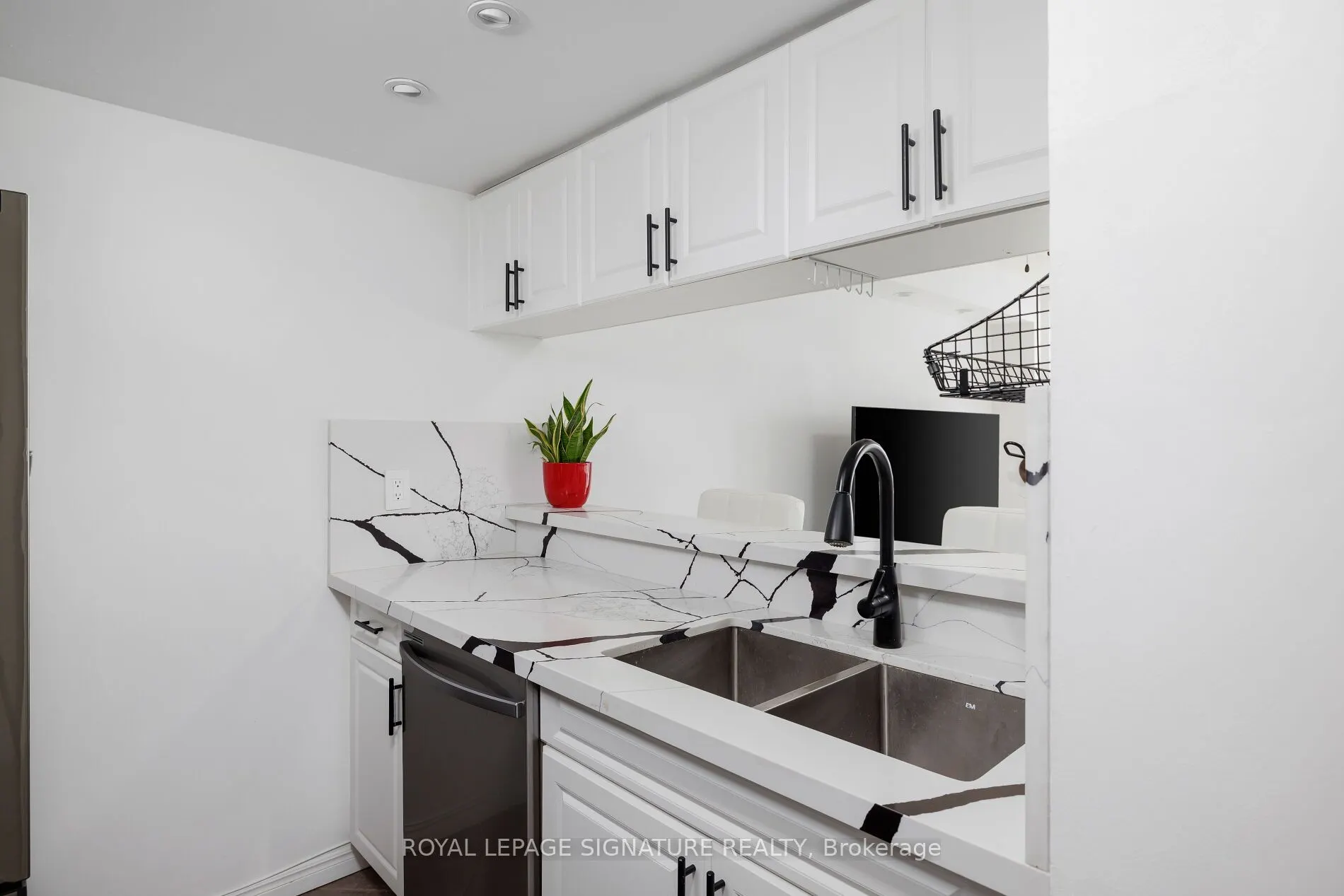 880 Dundas Street W #909