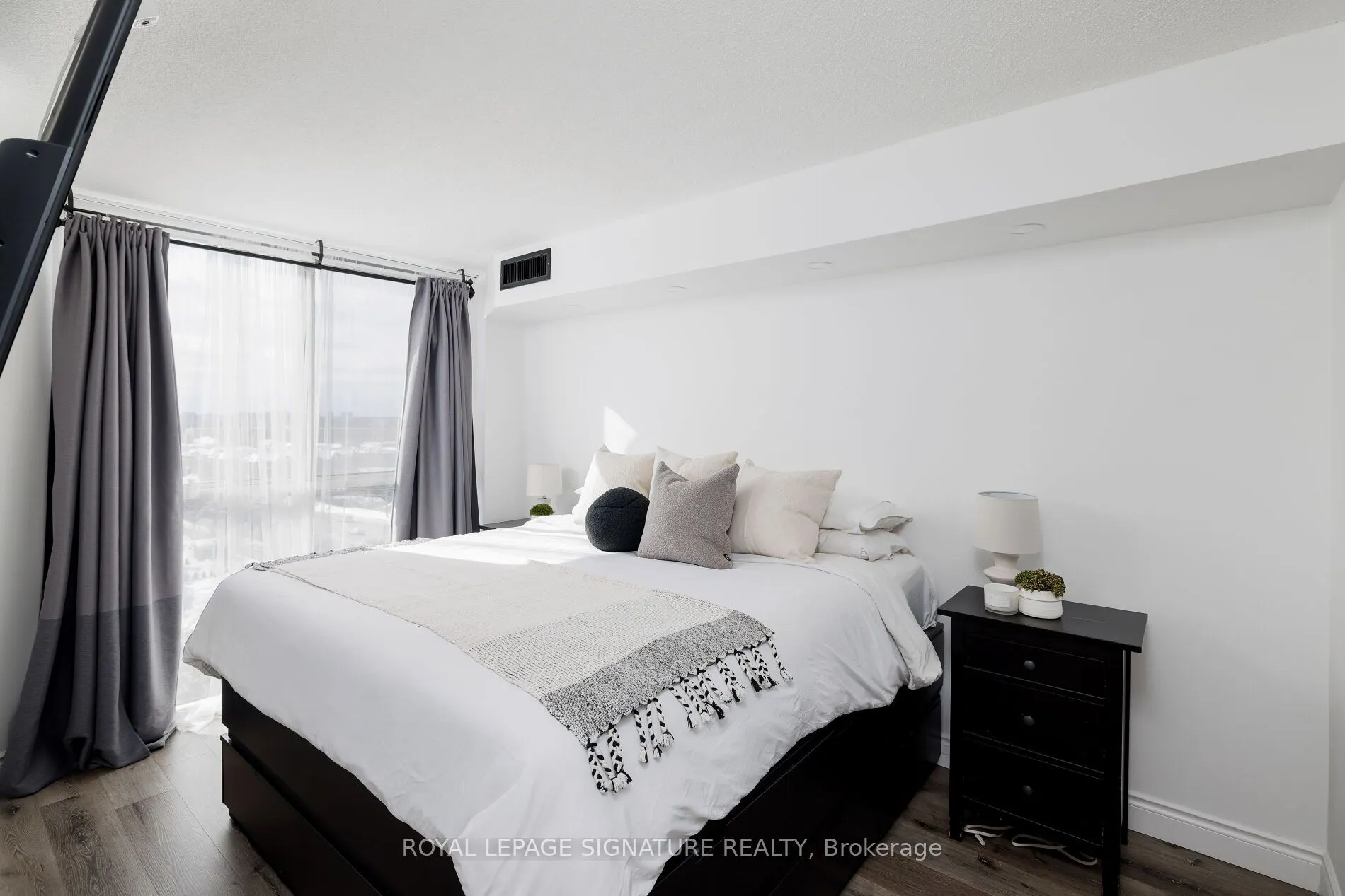 880 Dundas Street W #909