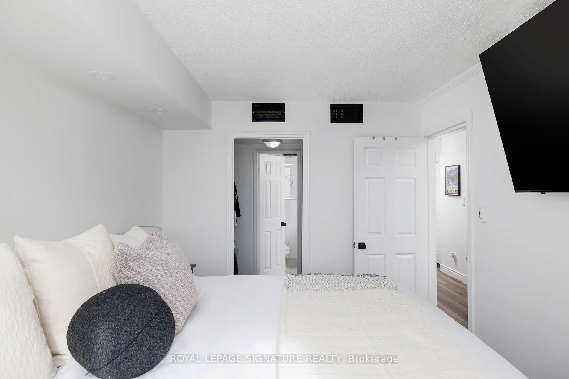 880 Dundas Street W #909