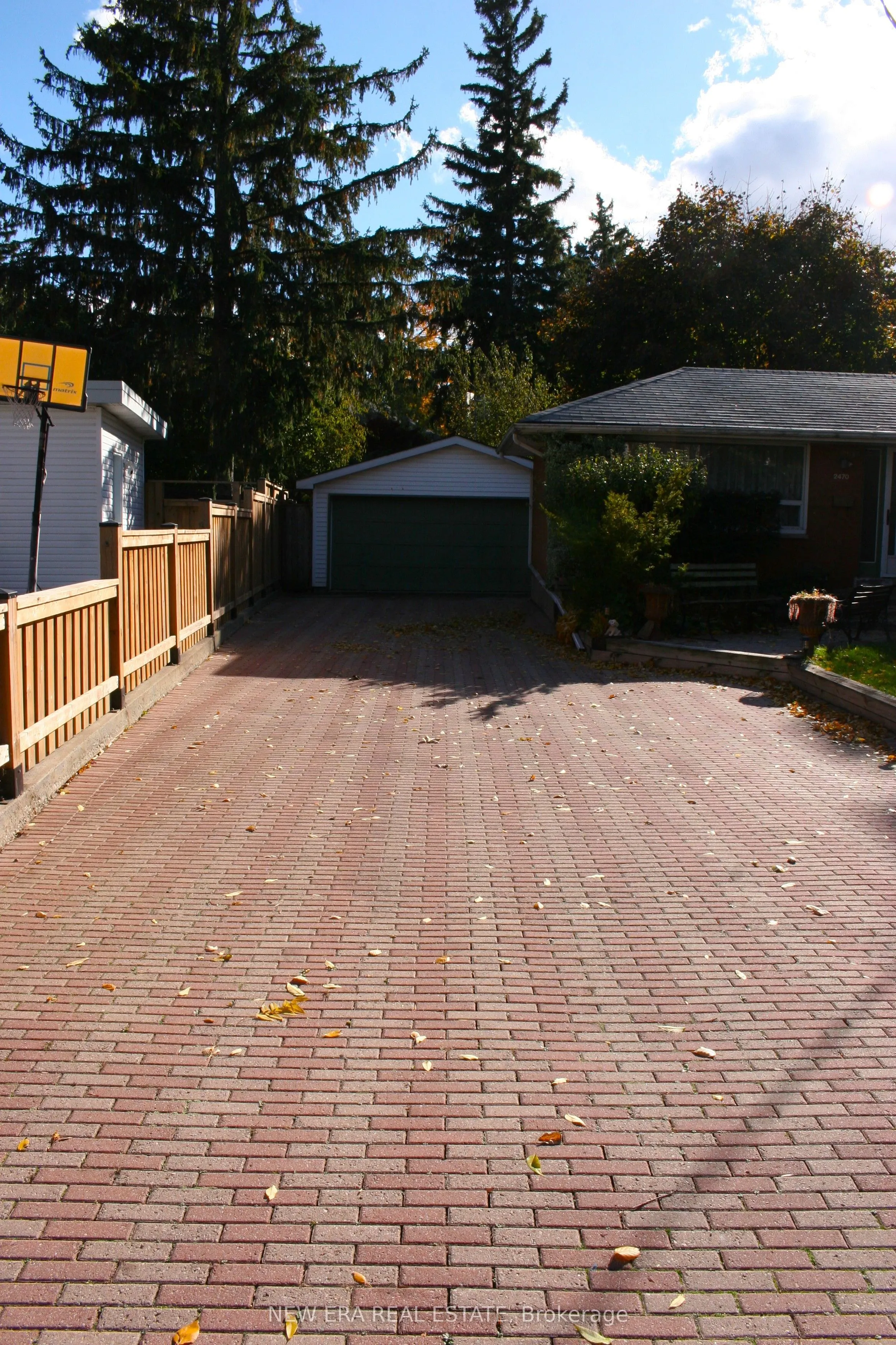 2470 Meadowood Crescent