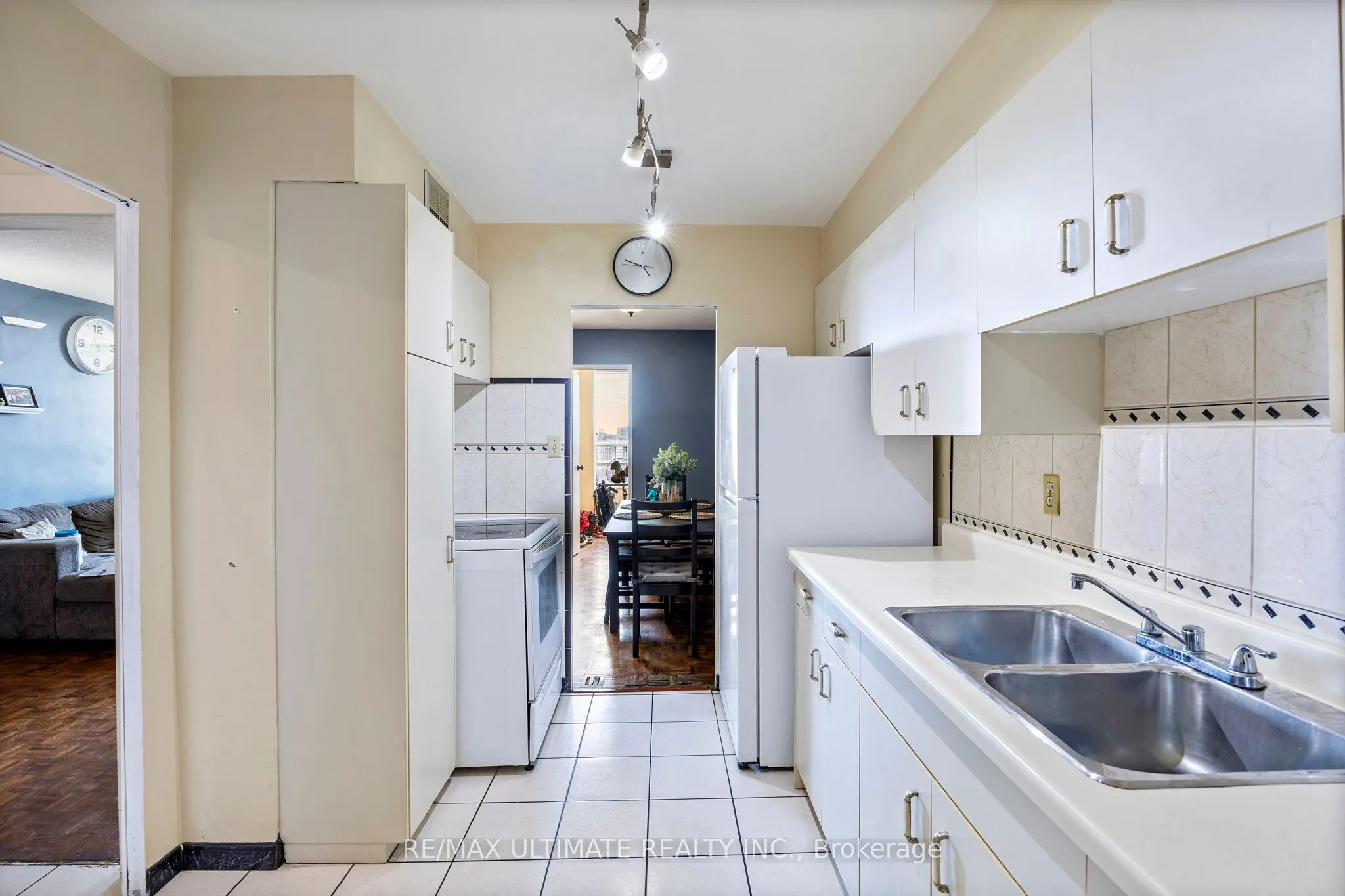 85 Emmett Avenue S, ##1807