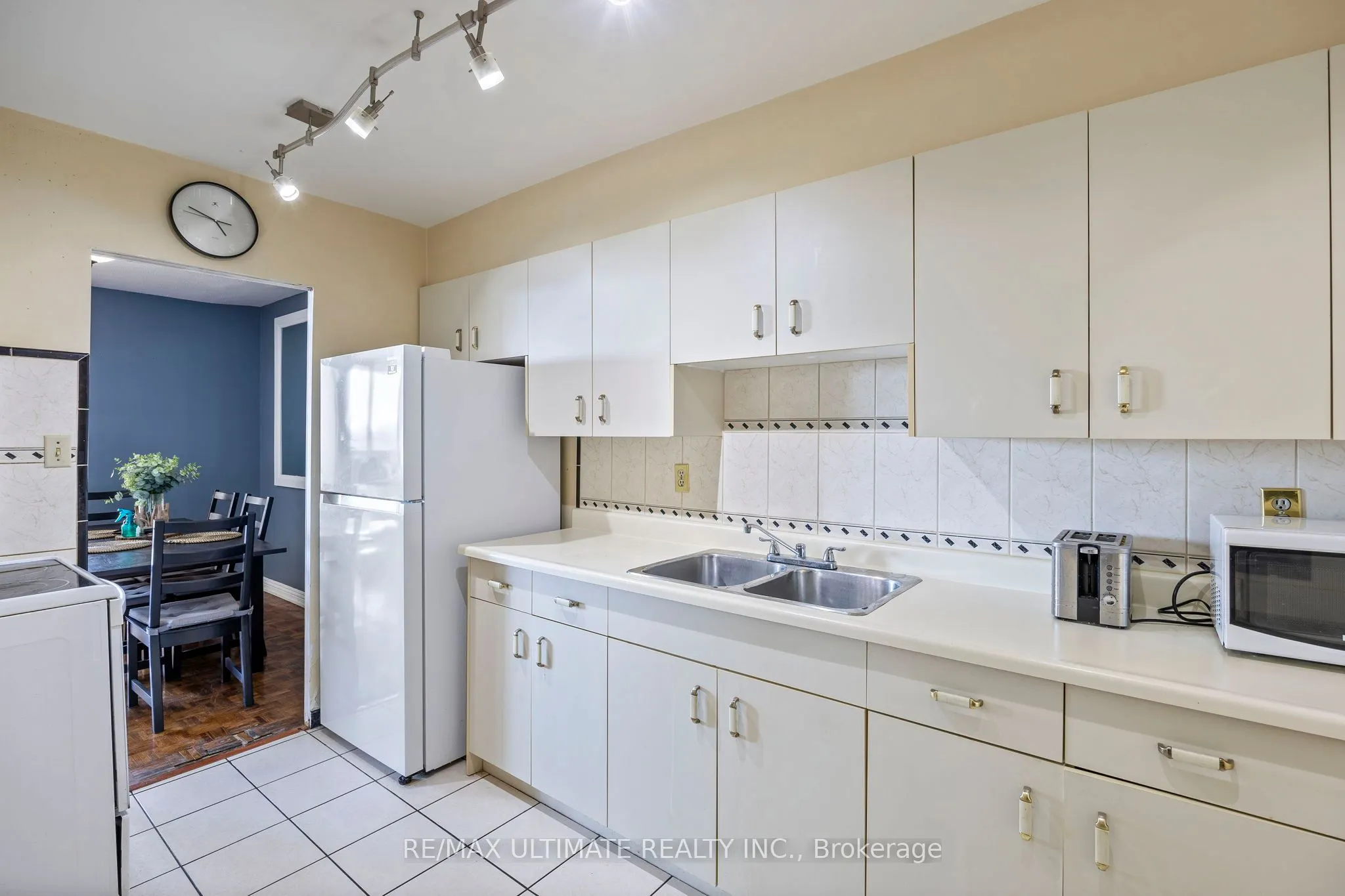 85 Emmett Avenue S, ##1807