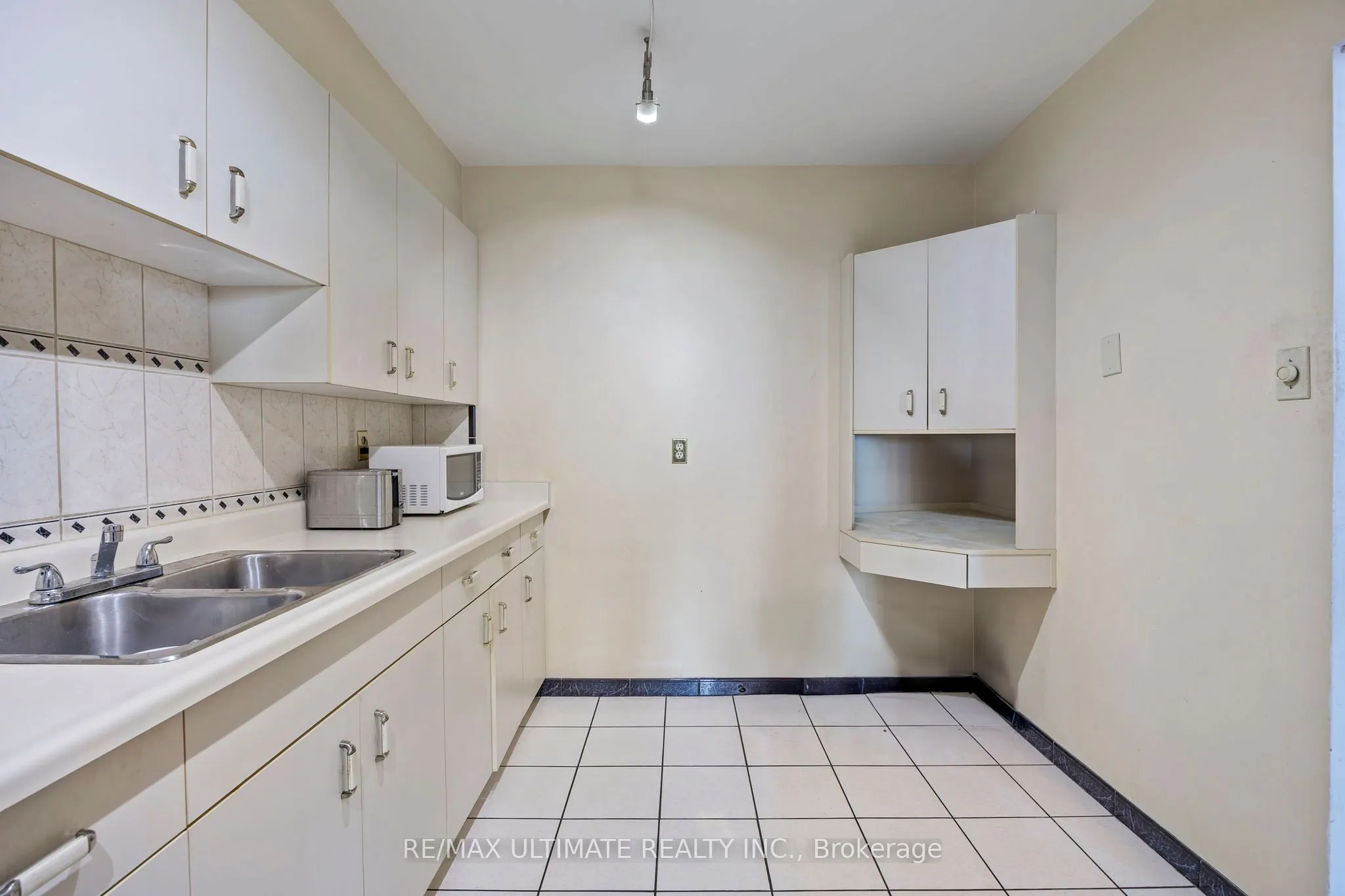 85 Emmett Avenue S, ##1807
