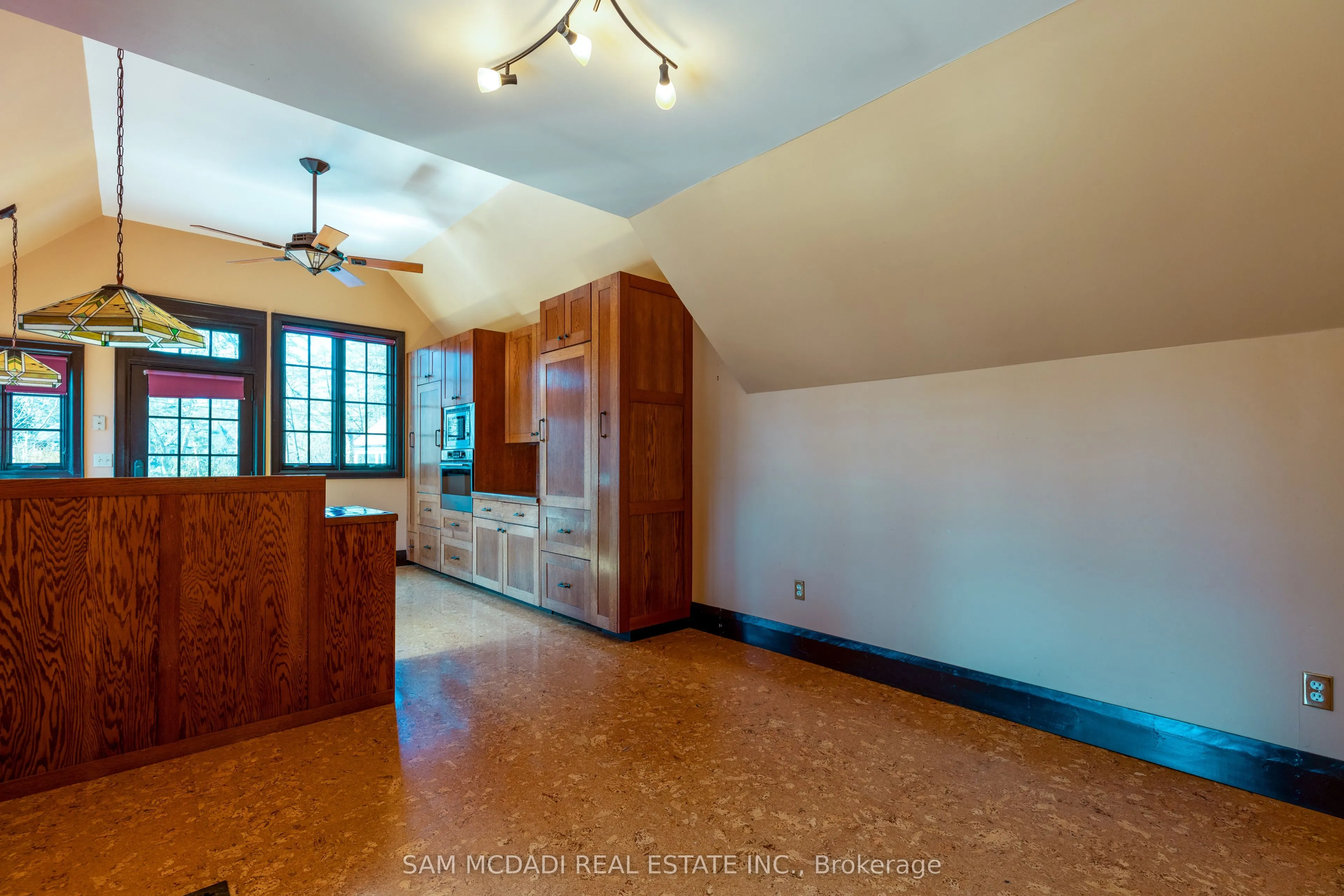 62 Maple Avenue S