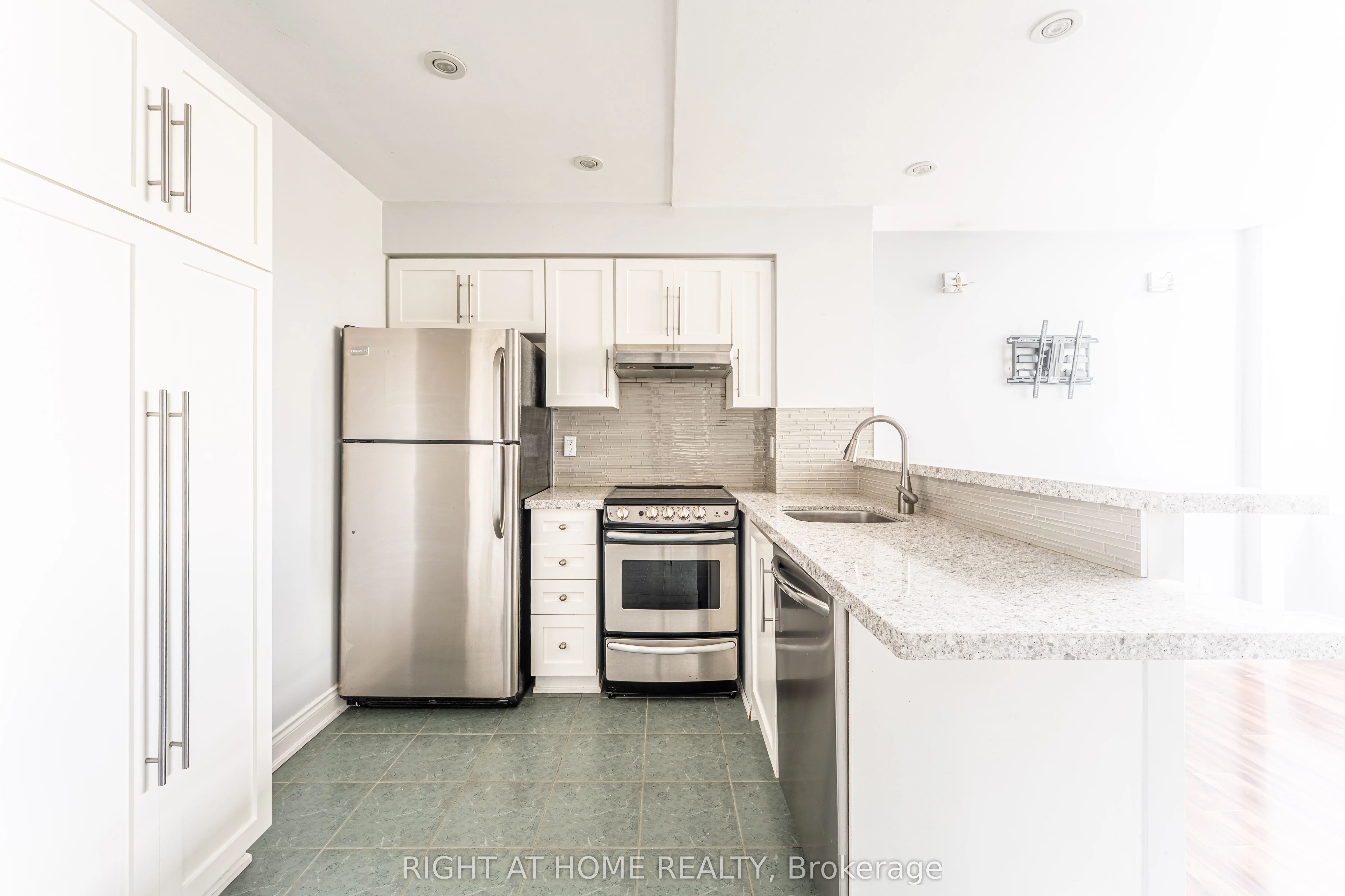 300 Manitoba Street #426