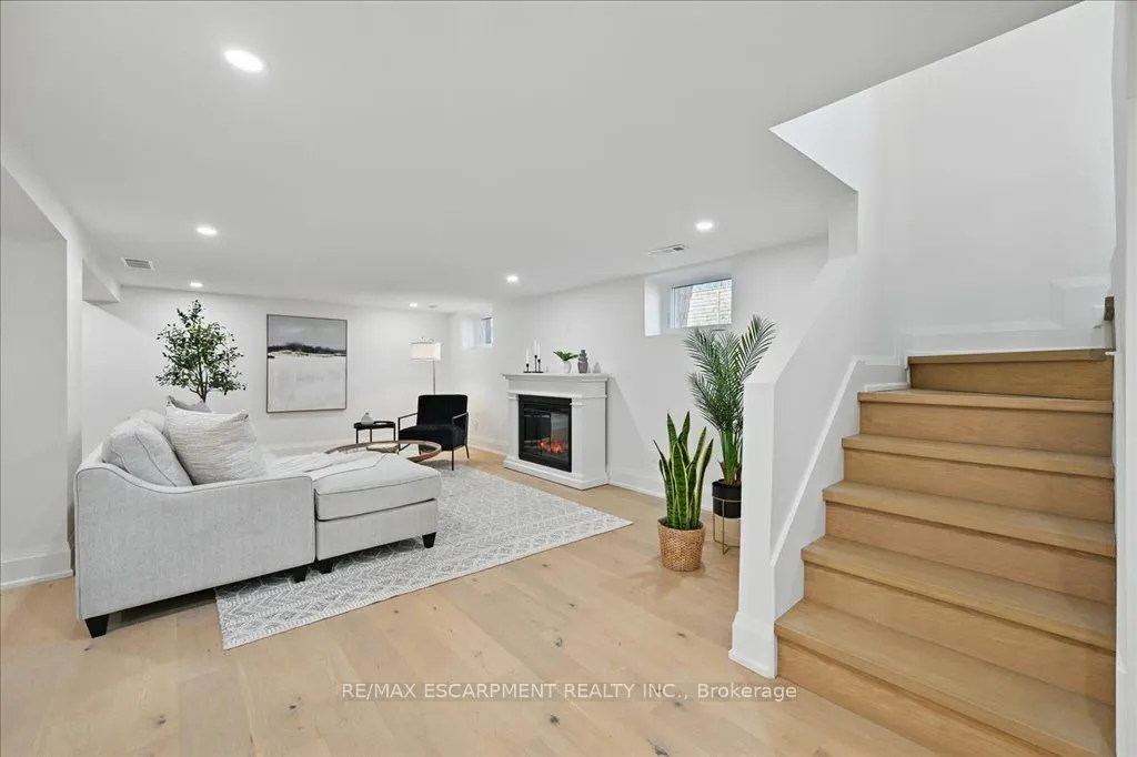 869 CONDOR Drive
