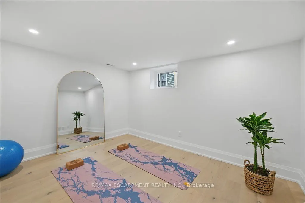 869 CONDOR Drive