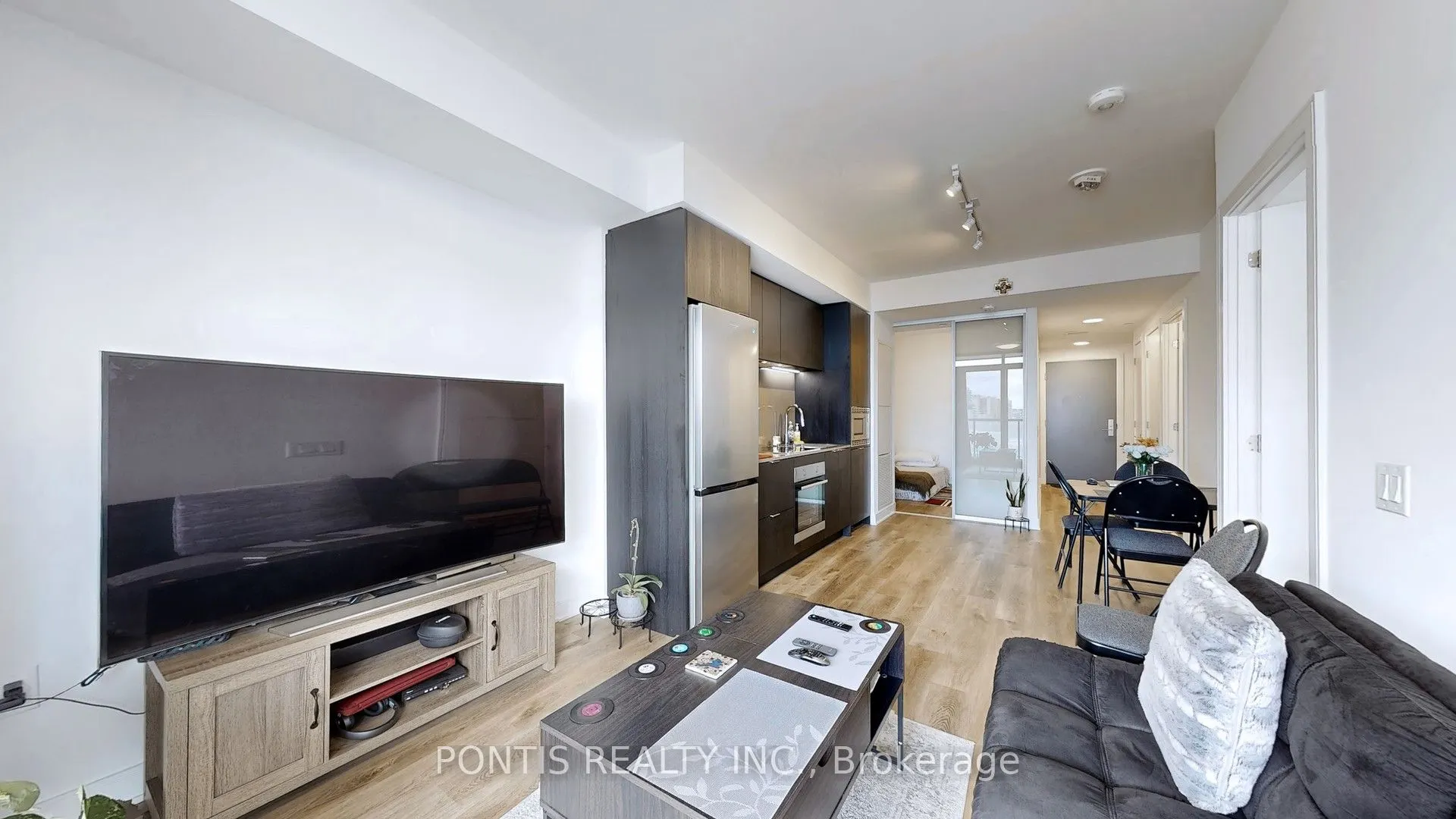 86 Dundas Street E #523