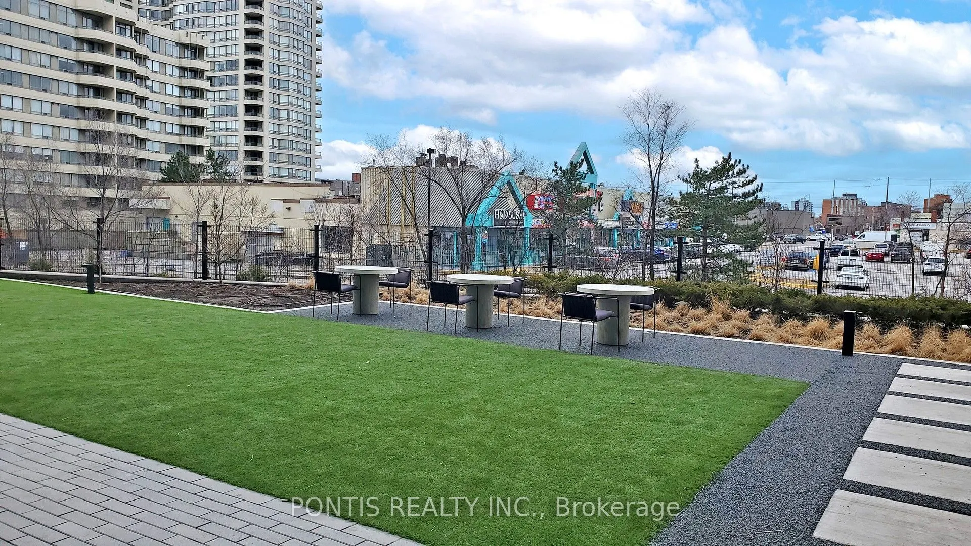 86 Dundas Street E #523