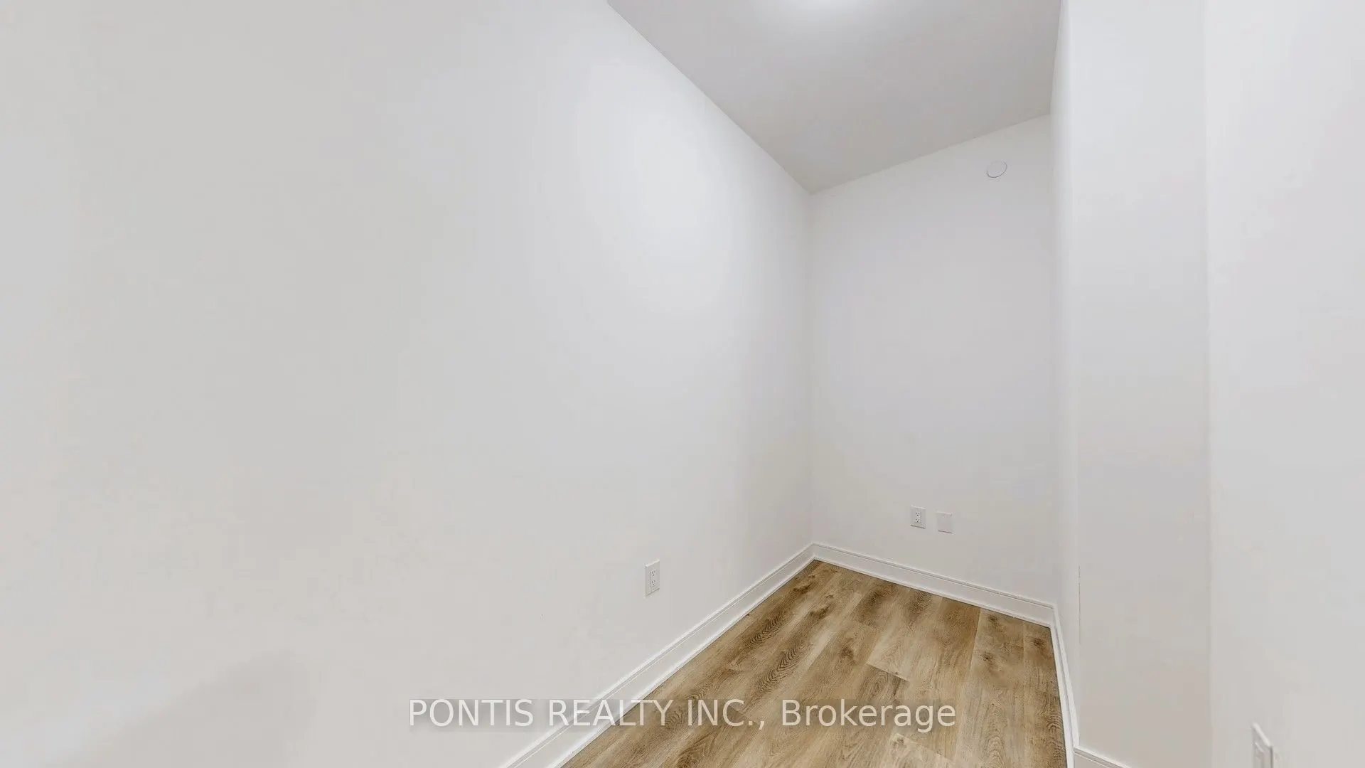 86 Dundas Street E #523