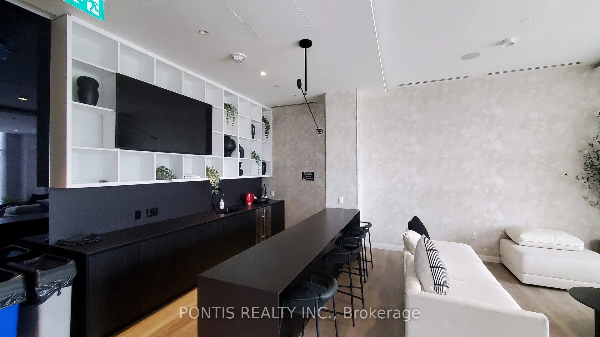 86 Dundas Street E #523